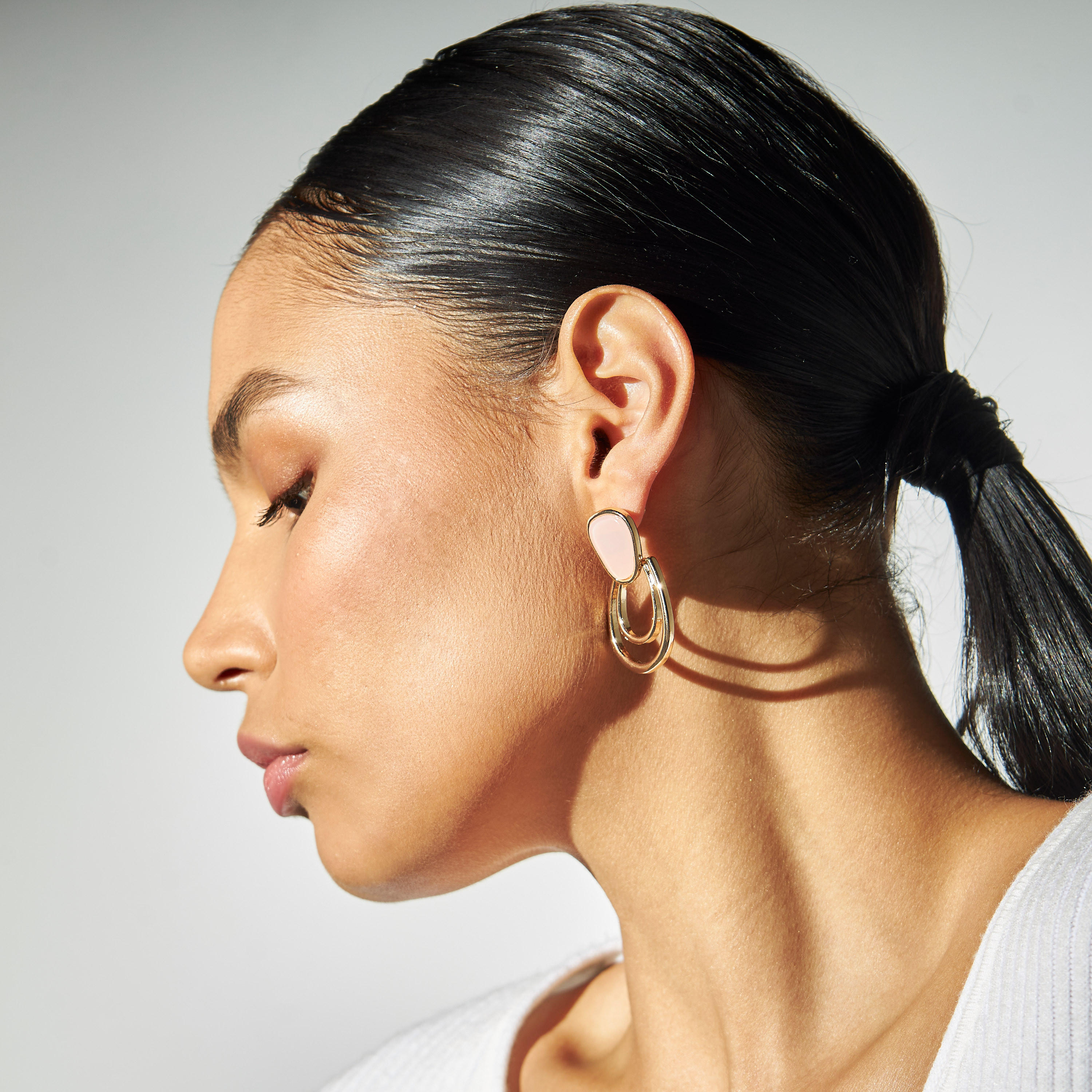 حلق معدني بمكبس إغلاق خلفي-women-watchesandjewellery-jewellery-earrings-image-2