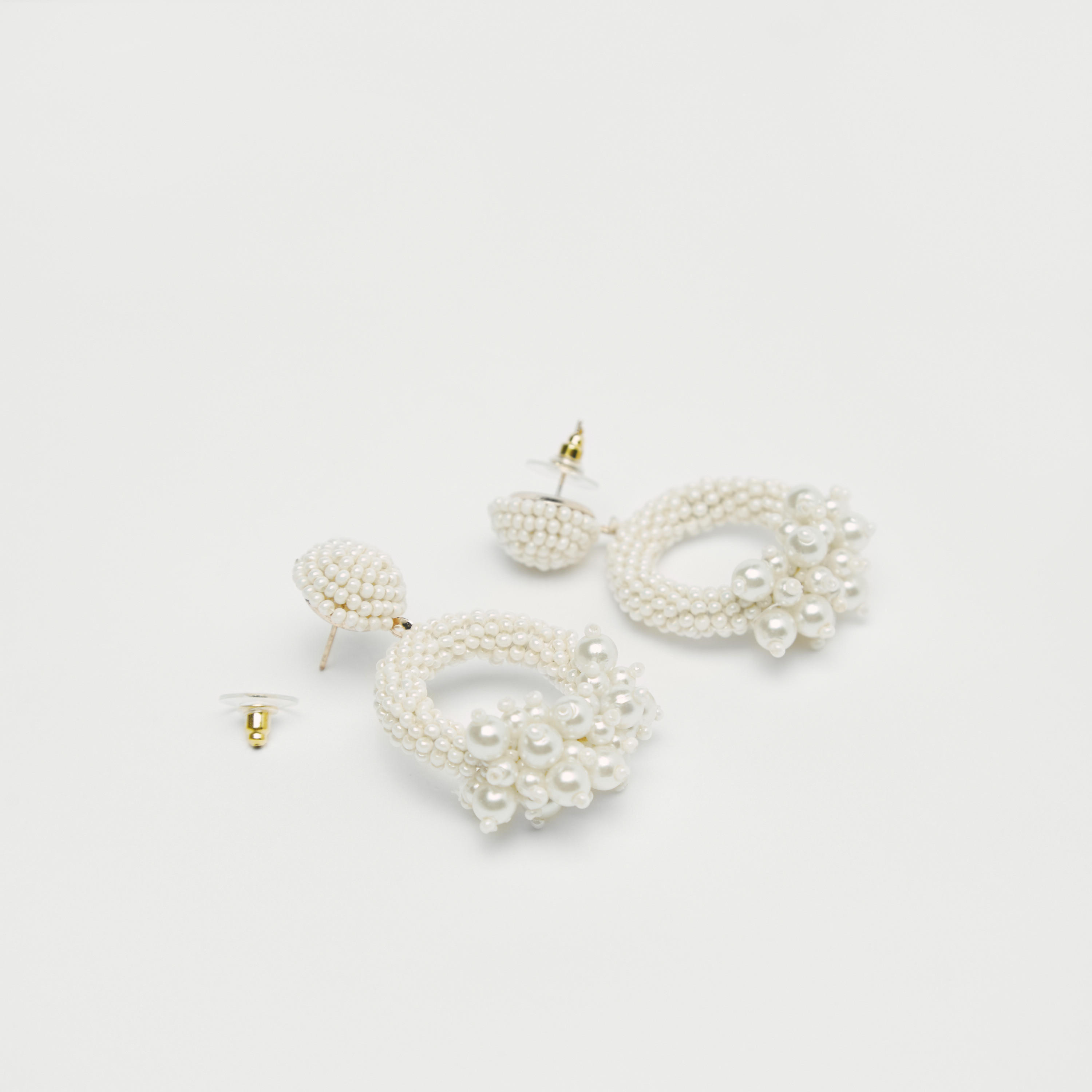 أقراط بزينة لؤلؤ ومكبس إغلاق-women-watchesandjewellery-jewellery-earrings-image-3
