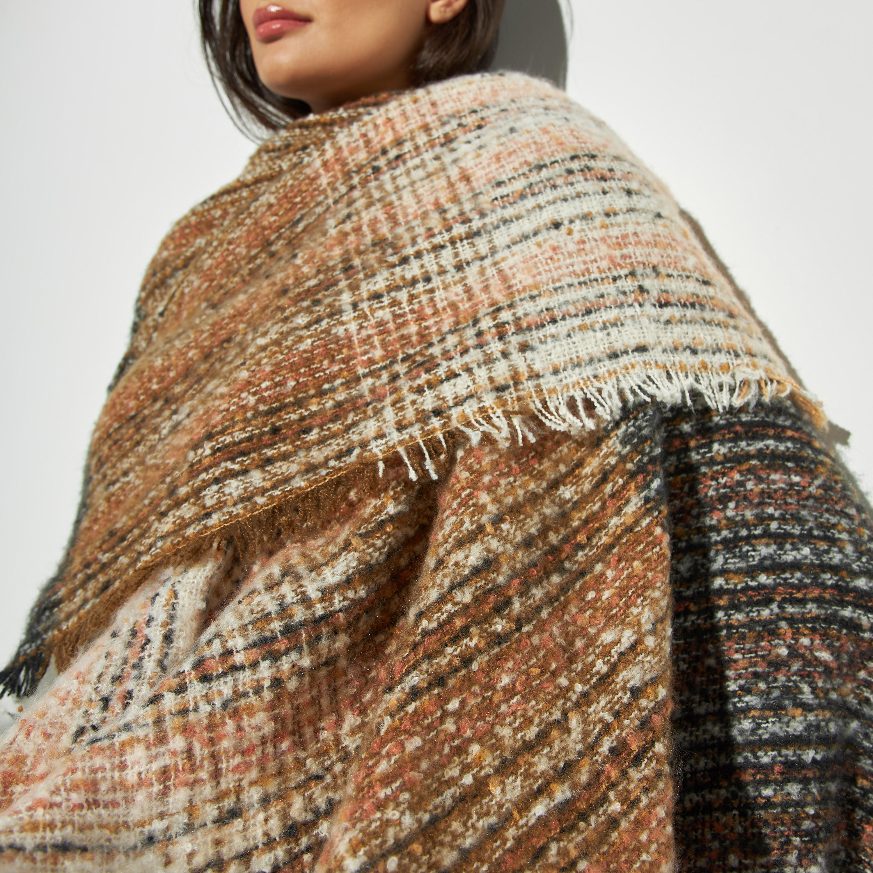 سترة فضفاضة بارزة الملمس بوكليه بحواف كشكش-women-clothingaccessories-scarves-image-4