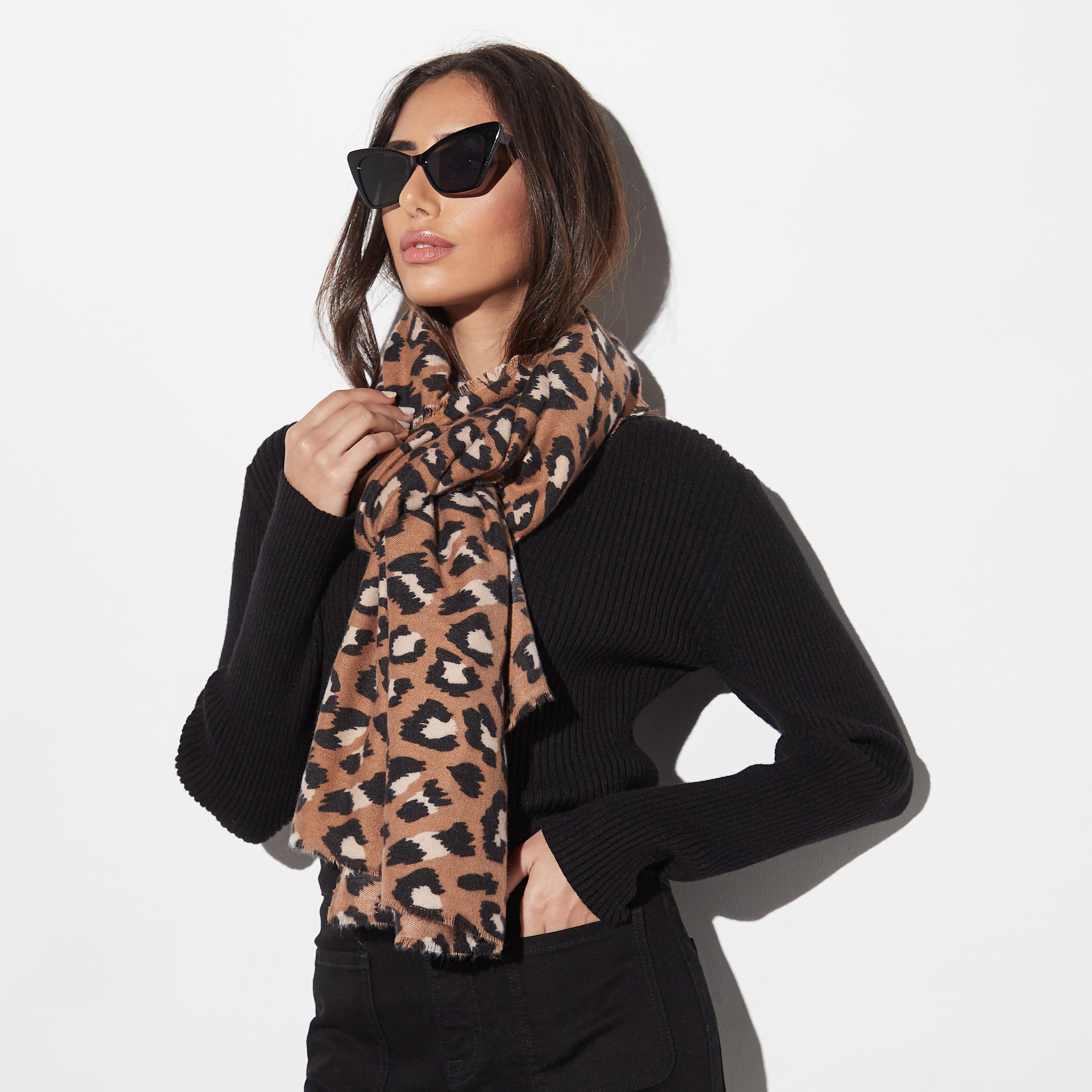 وشاح بطبعات وحواف كشكش-women-clothingaccessories-scarves-image-2