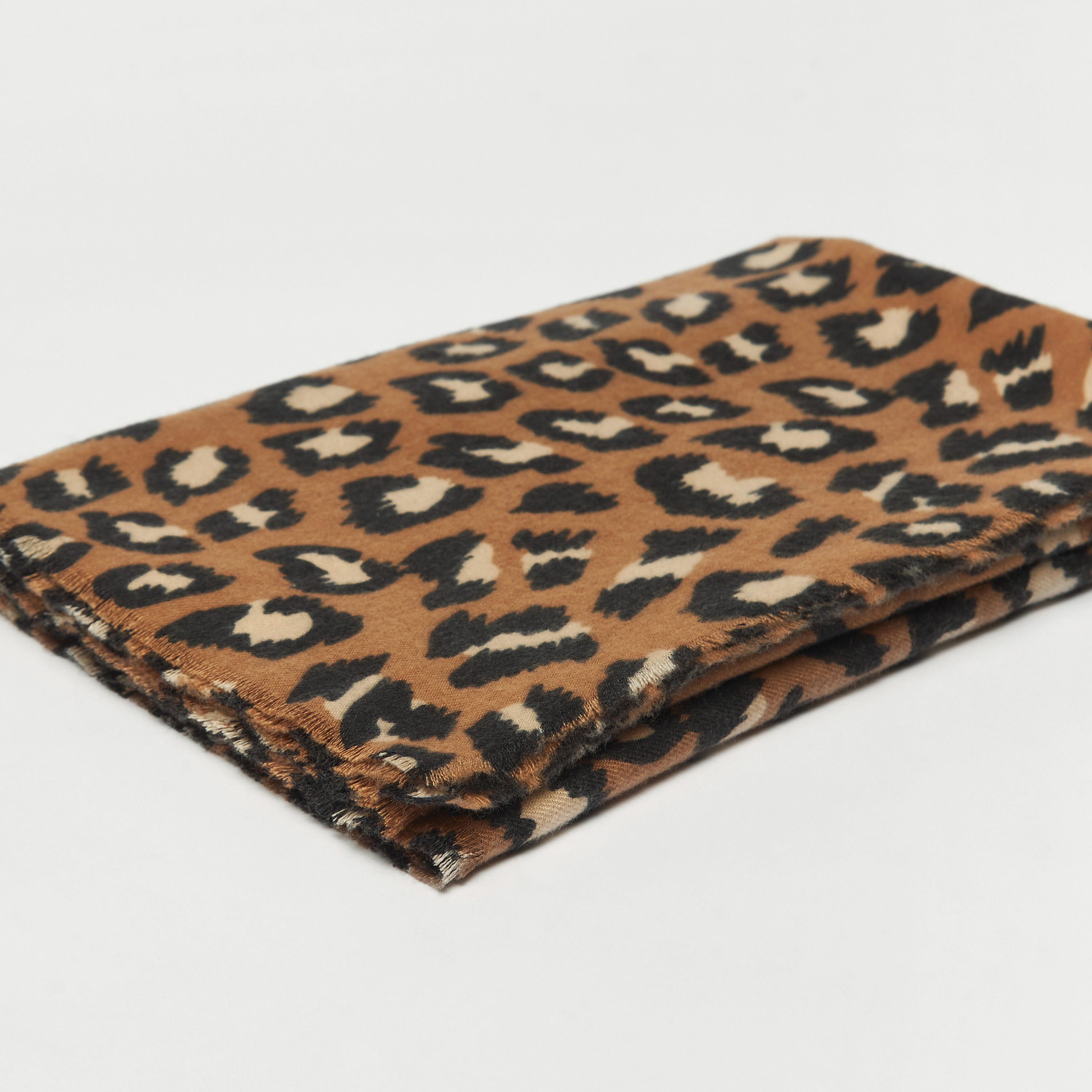 وشاح بطبعات وحواف كشكش-women-clothingaccessories-scarves-image-3