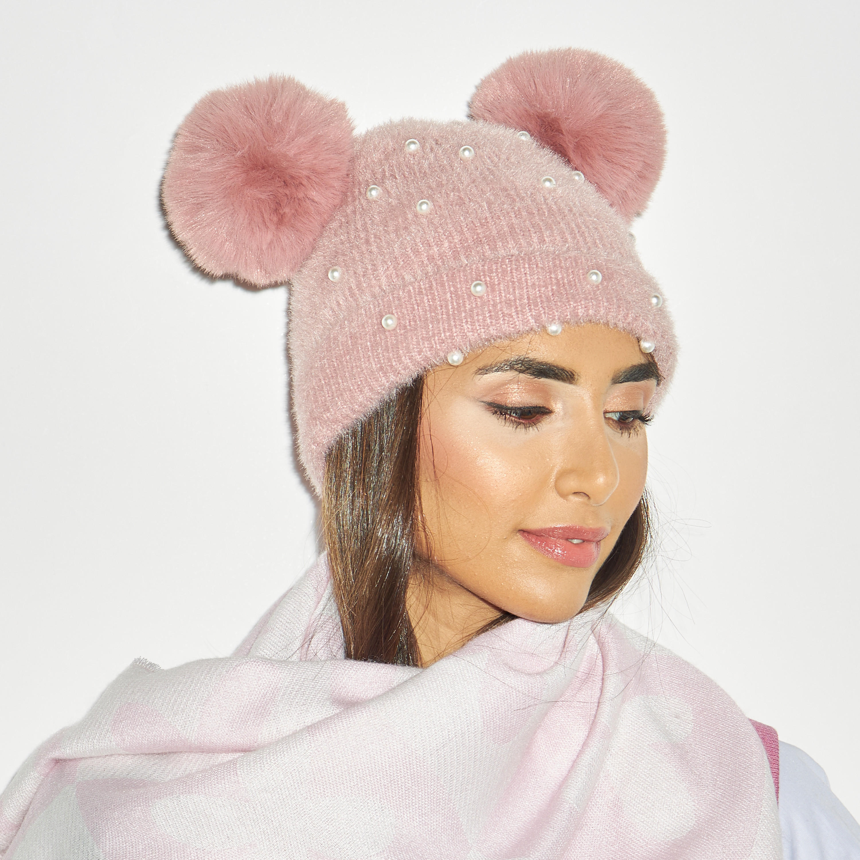 قبعة بيني مزيّنة باللؤلؤ مع كرات بوم بوم-women-clothingaccessories-capsandhats-image-2