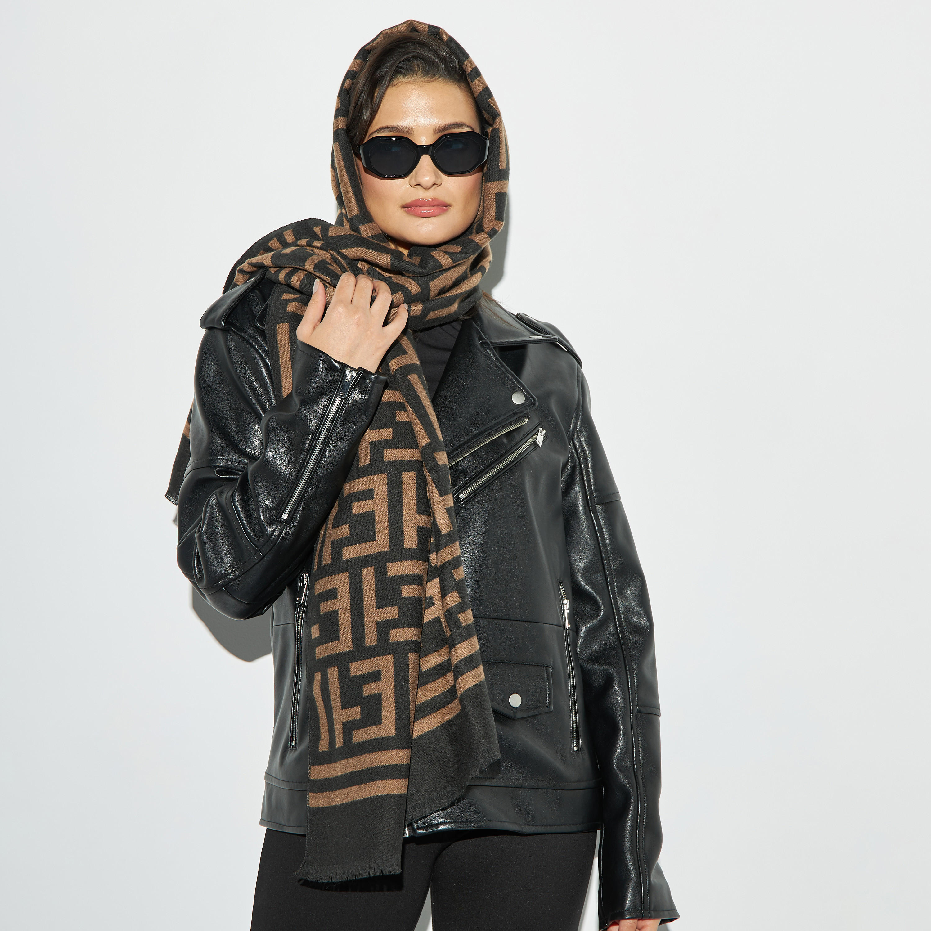 وشاح بطبعات مونوجرام وتفاصيل شراشيب-women-clothingaccessories-scarves-image-2