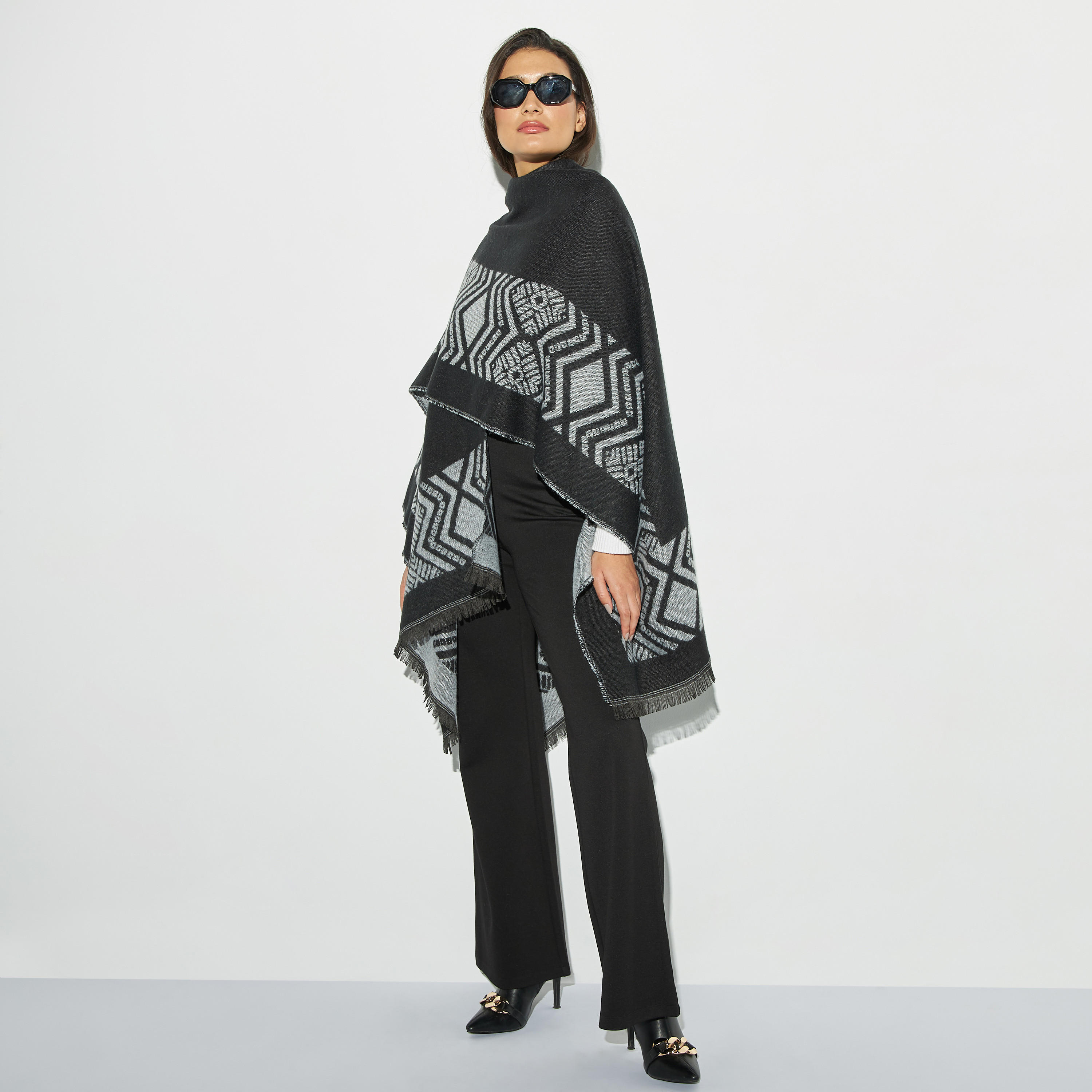كاب بحواف بطبعات وحواف كشكش-women-clothingaccessories-scarves-image-2