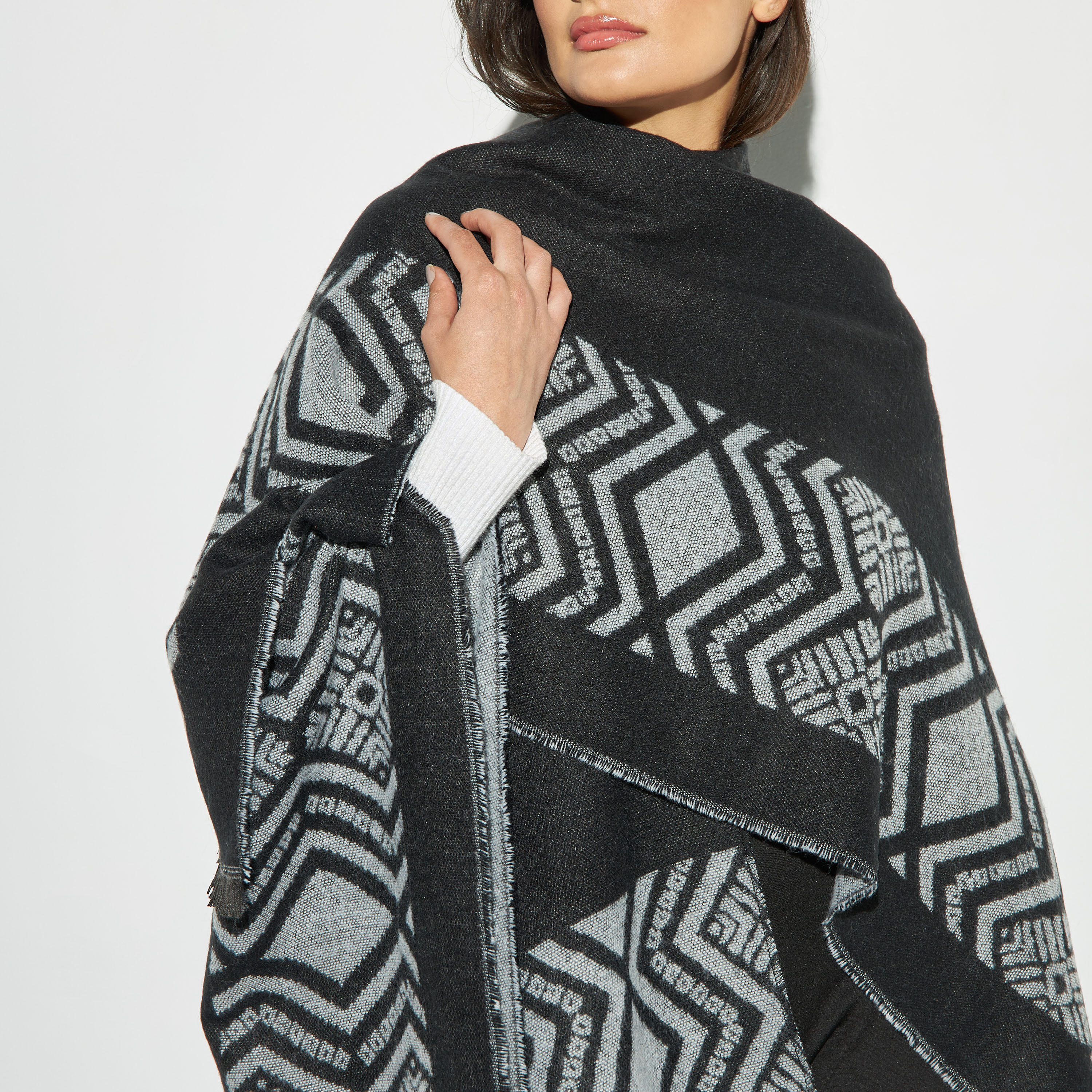 كاب بحواف بطبعات وحواف كشكش-women-clothingaccessories-scarves-image-3