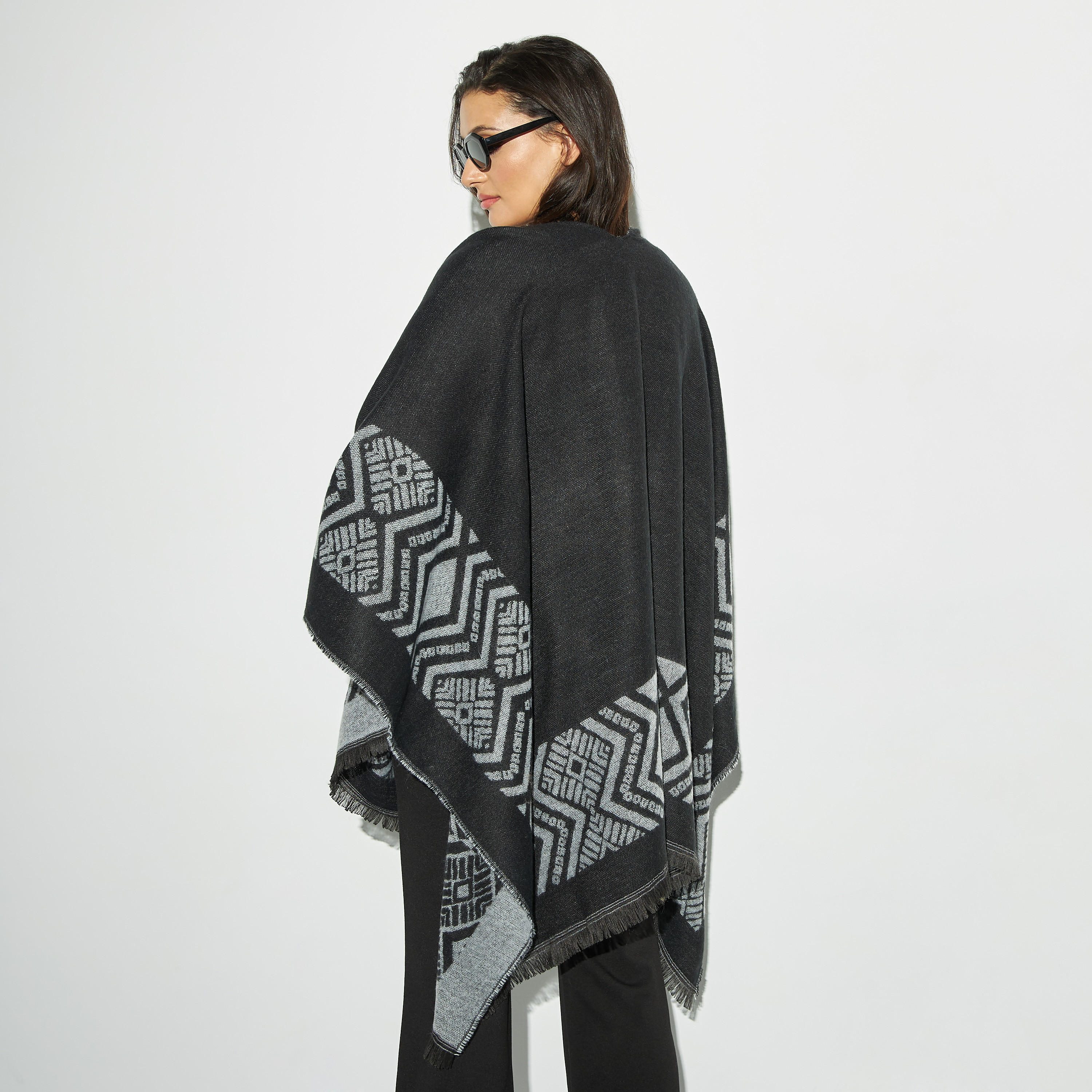 كاب بحواف بطبعات وحواف كشكش-women-clothingaccessories-scarves-image-4