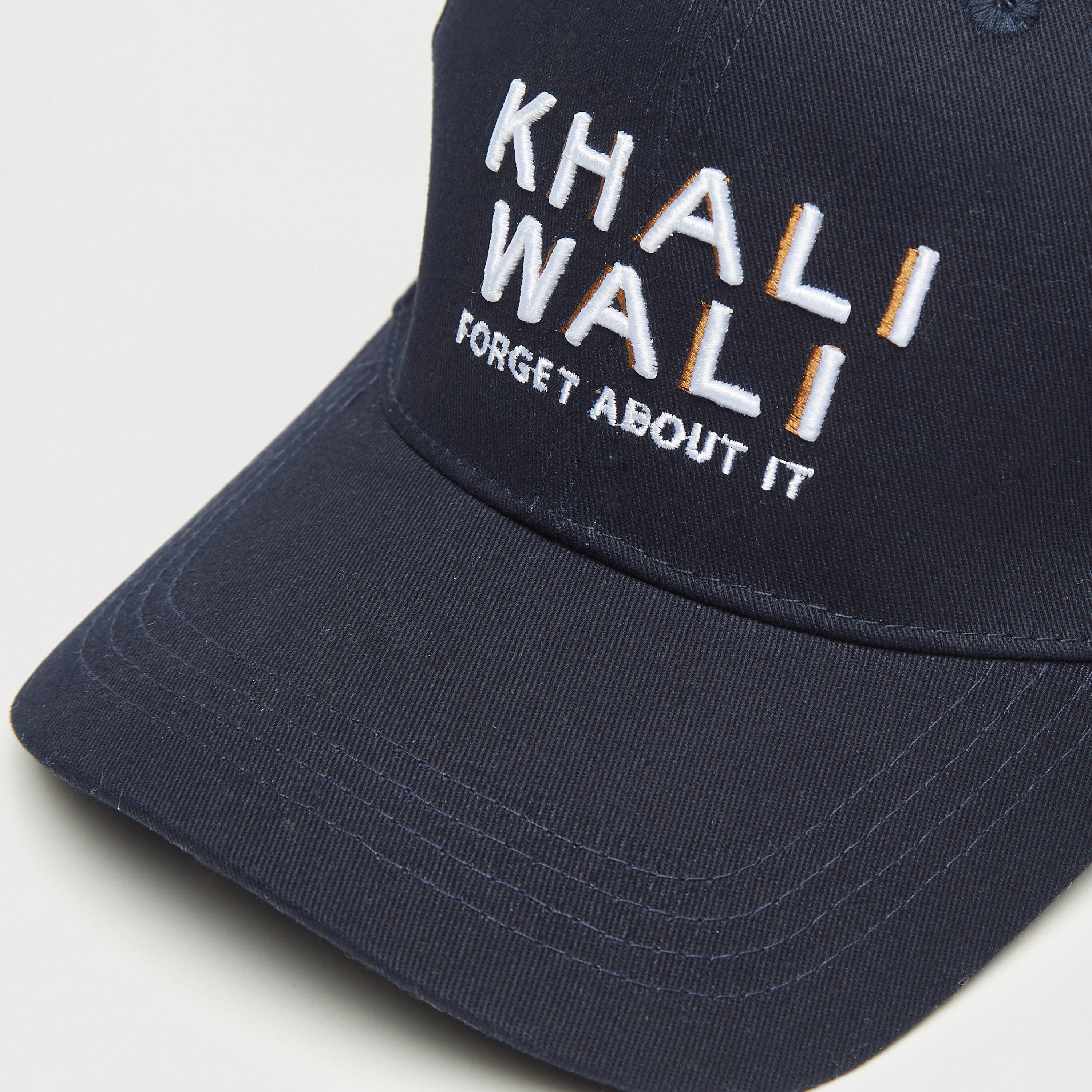 كاب مطرّز بحزام بإبزيم إغلاق-women-clothingaccessories-capsandhats-image-3