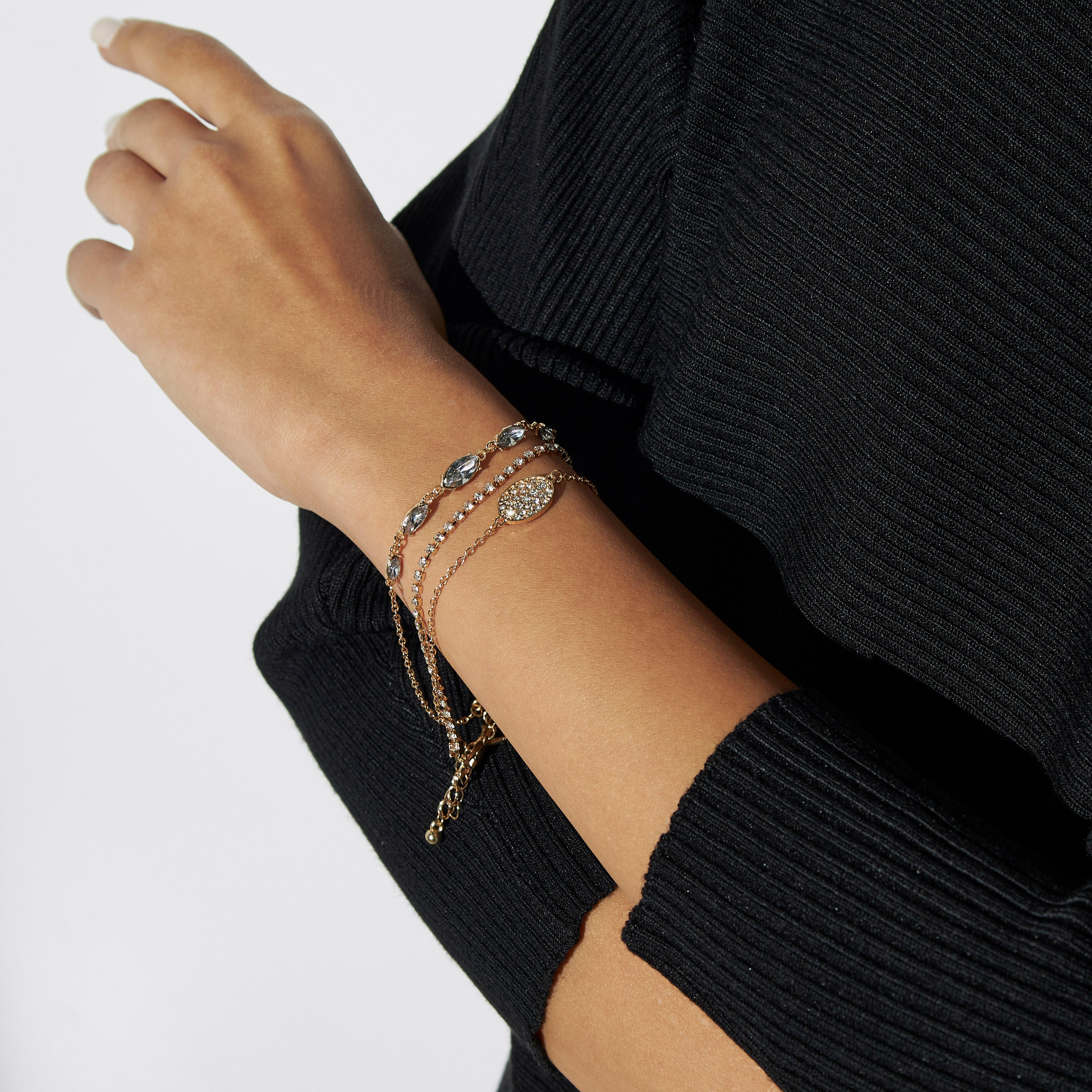 أساور مزيّنة بمشبك إغلاق - طقم من 5 قطع-women-watchesandjewellery-jewellery-banglesandbracelets-image-2