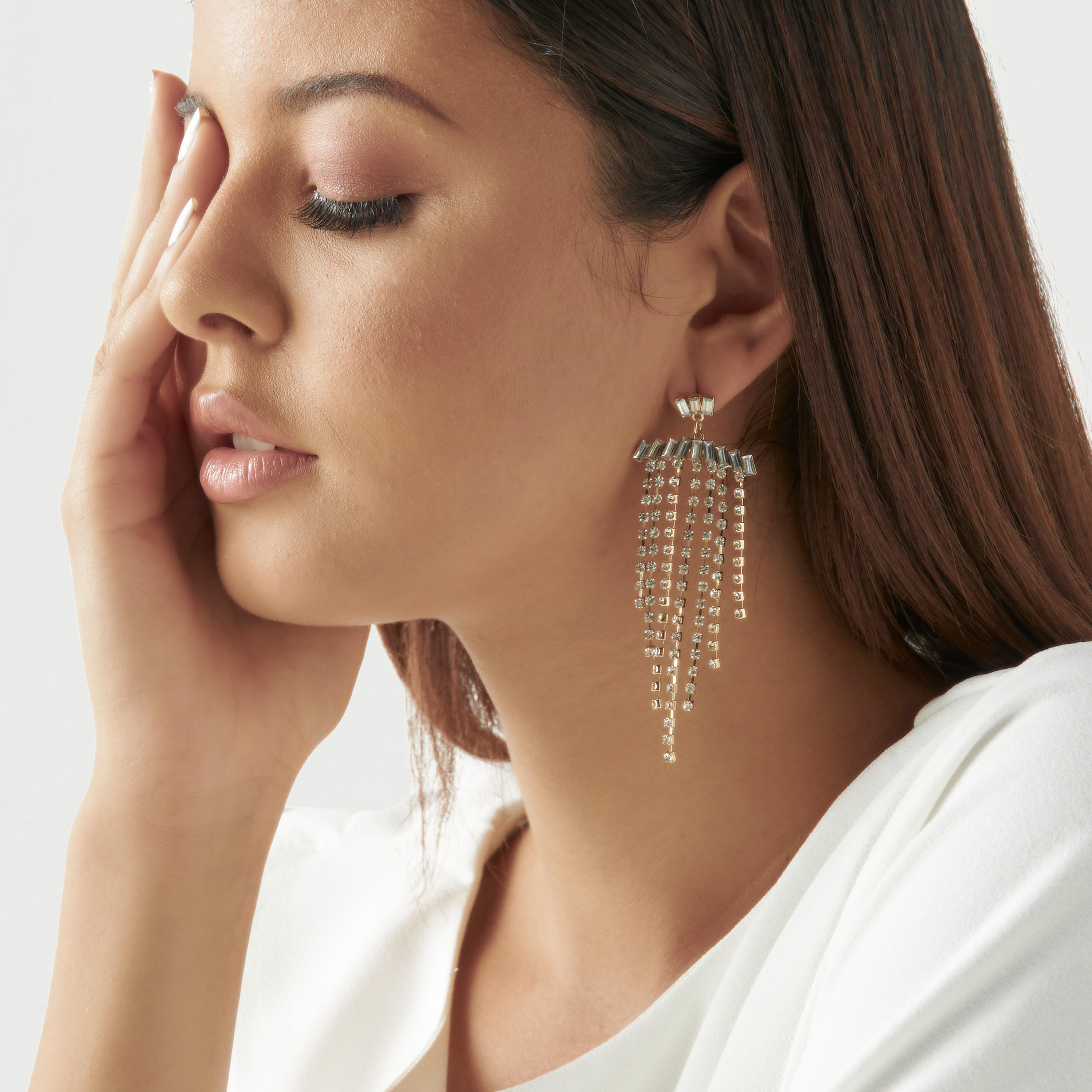 أقراط مرصّغة بالأحجار بشراشيب ومشبك إغلاق-women-watchesandjewellery-jewellery-earrings-image-2