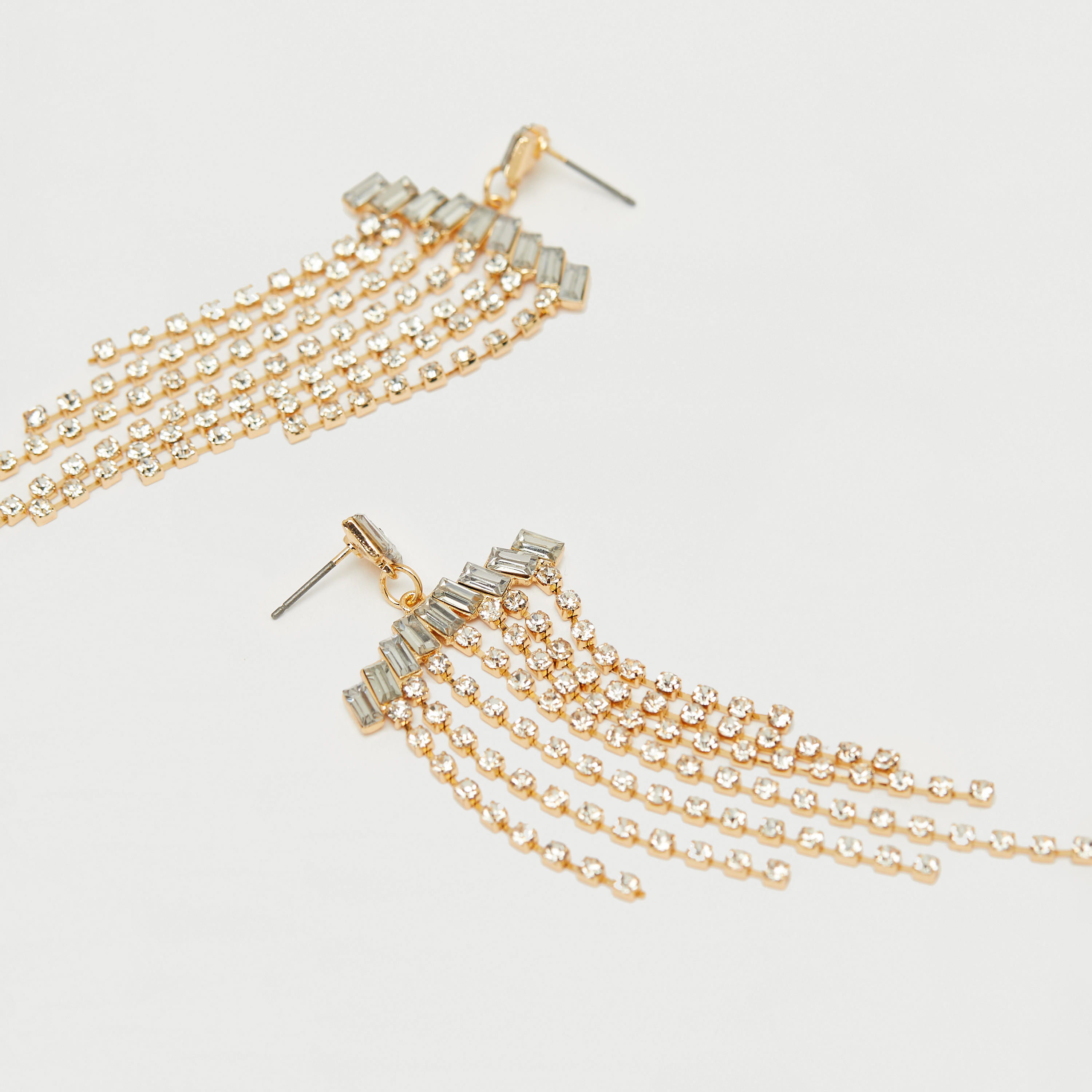 أقراط مرصّغة بالأحجار بشراشيب ومشبك إغلاق-women-watchesandjewellery-jewellery-earrings-image-1