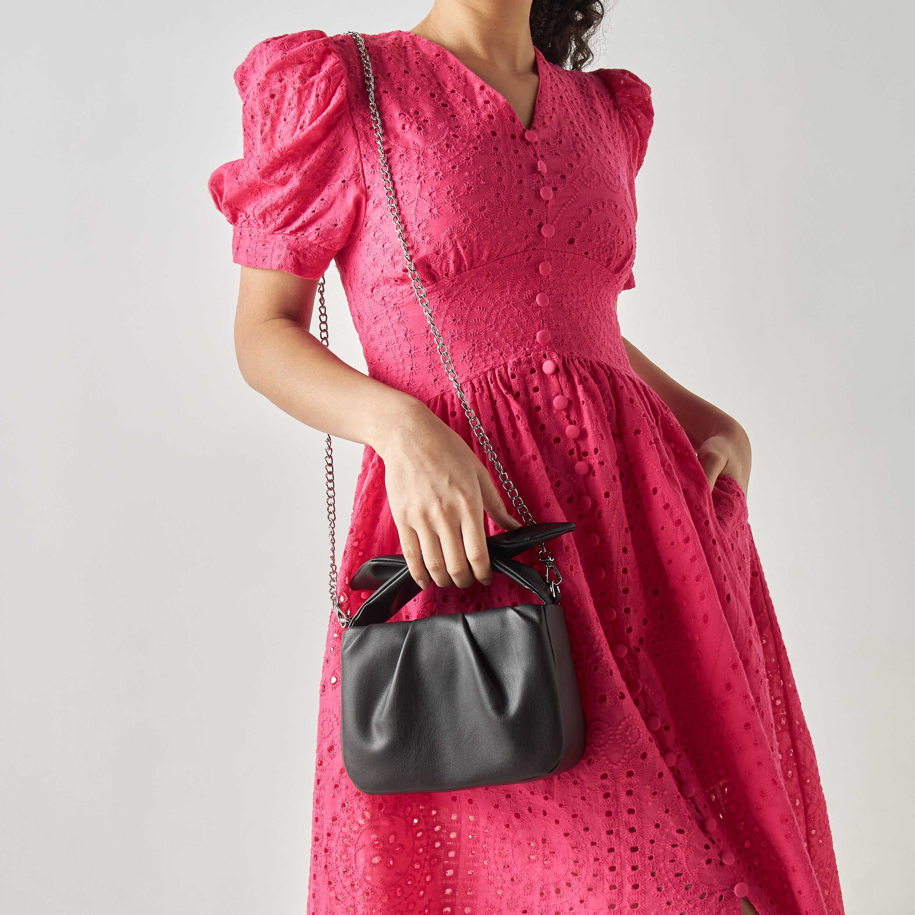 شنطة كروس بودي بفيونكة وحزام سلسلة ميتاليك-women-bagsandwallets-handbags-image-4