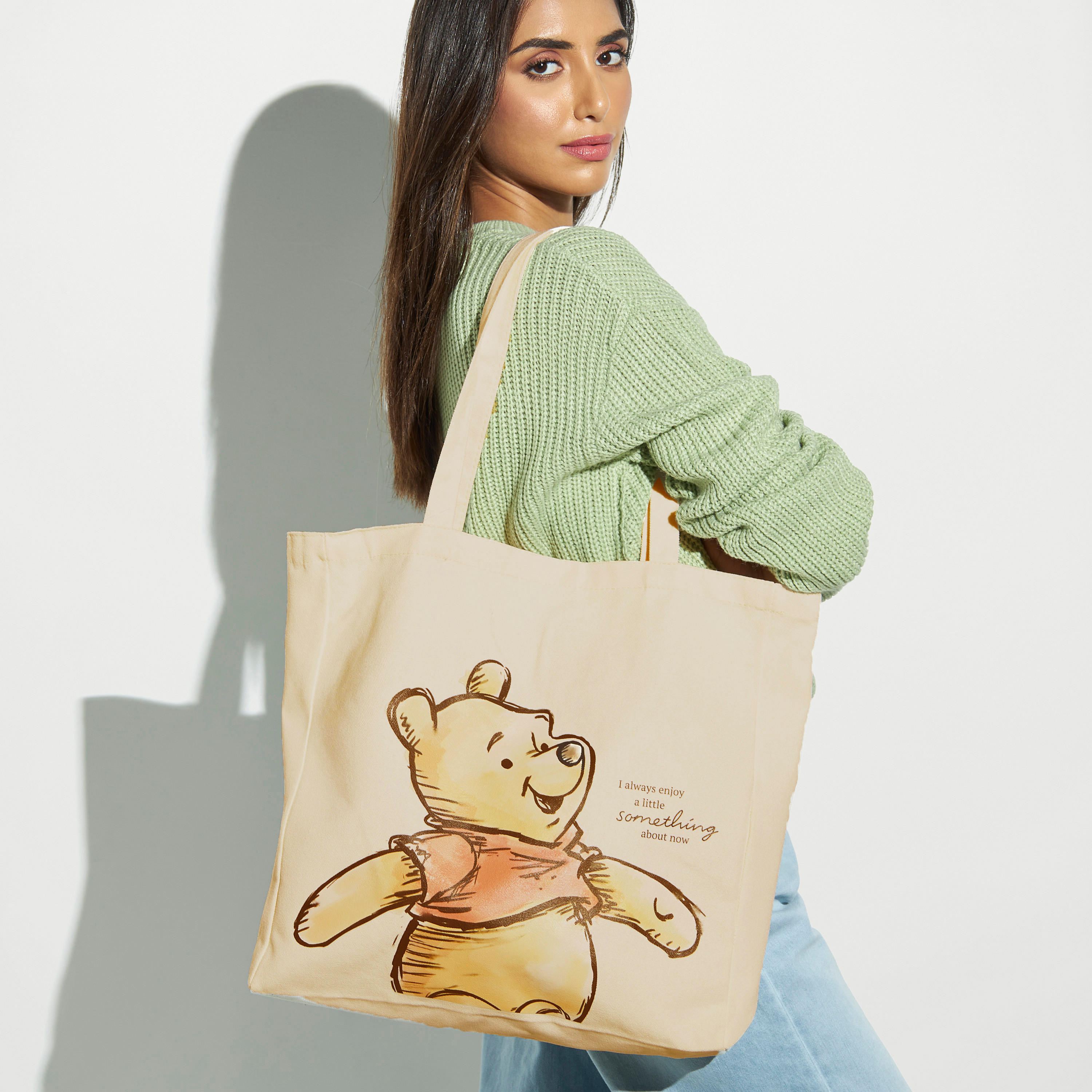 شنطة تسوق بطبعات ويني ذا بوه-women-bagsandwallets-handbags-image-2