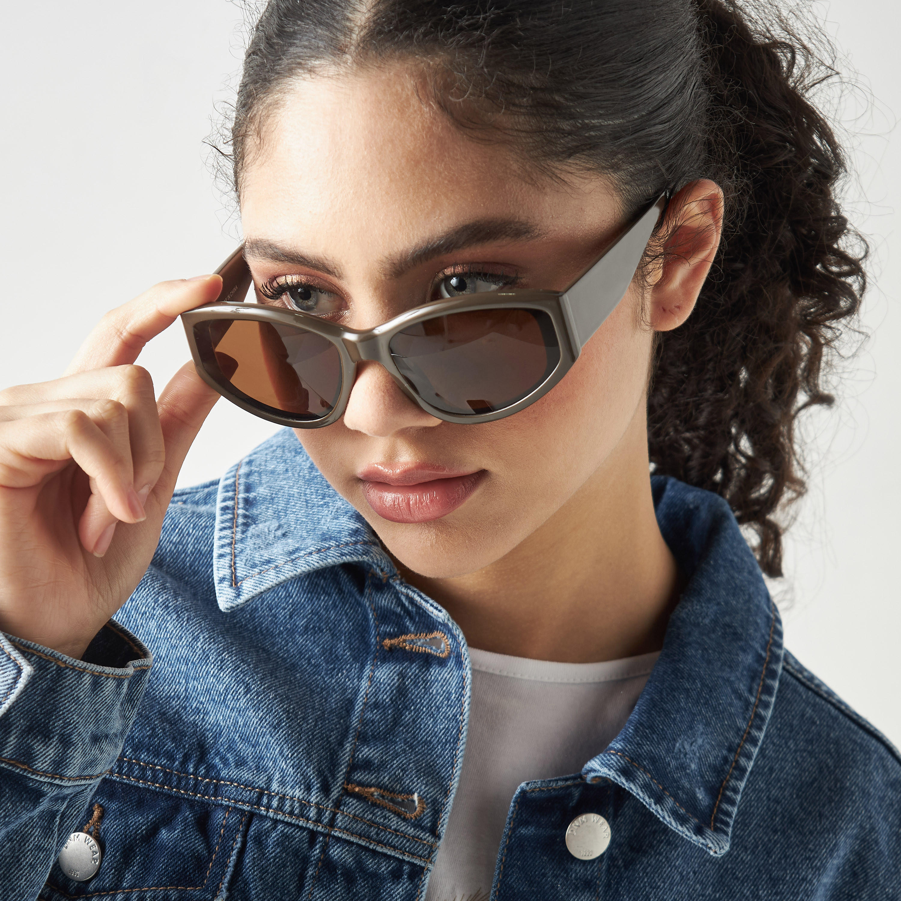 نظّارة شمسيّة شيلد ملونة بإطار كامل ووسادات أنف-women-sunglasses-image-2