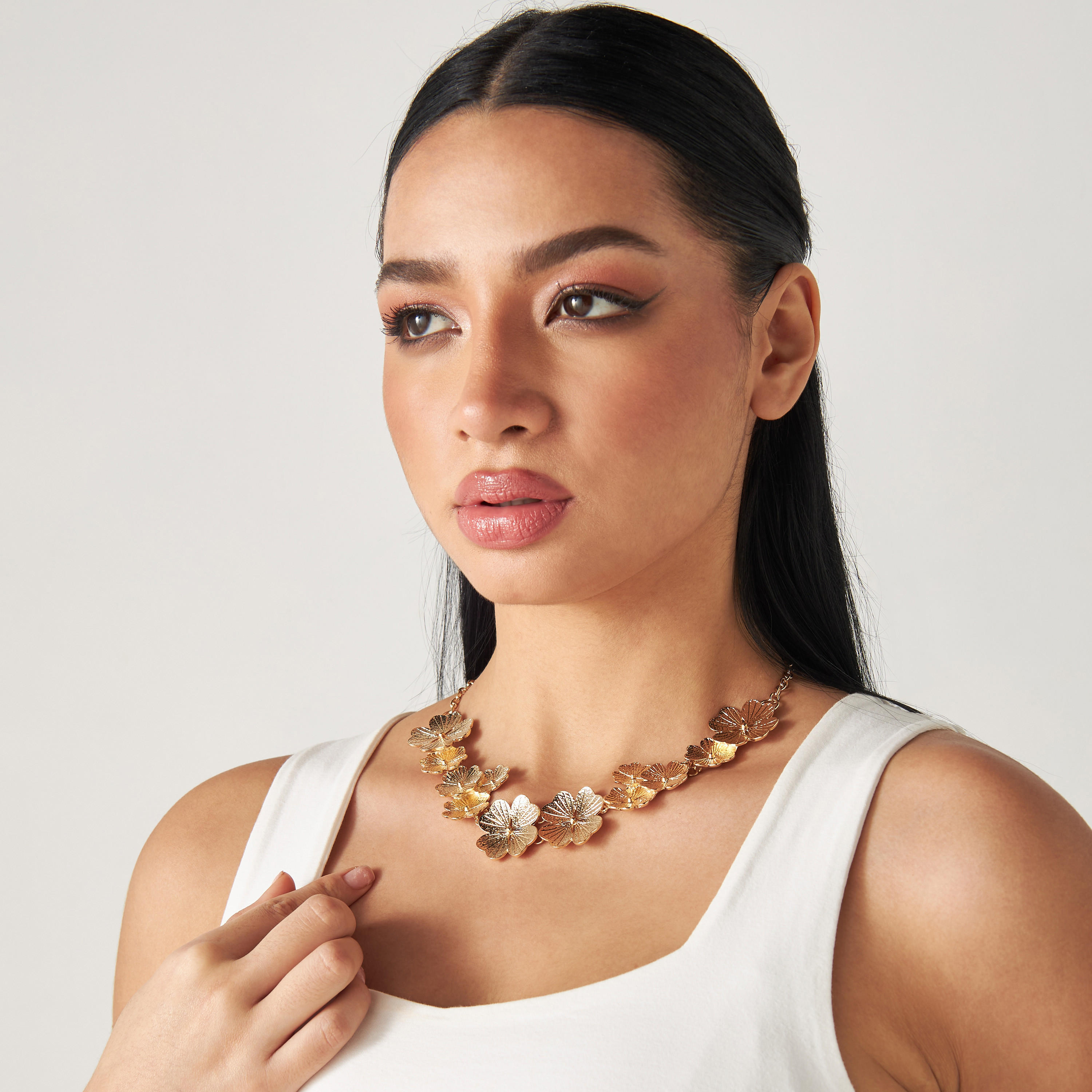 عقد ستيتمنت مزيّن بالأزهار ومشبك إغلاق-women-watchesandjewellery-jewellery-necklacesandpendants-image-2