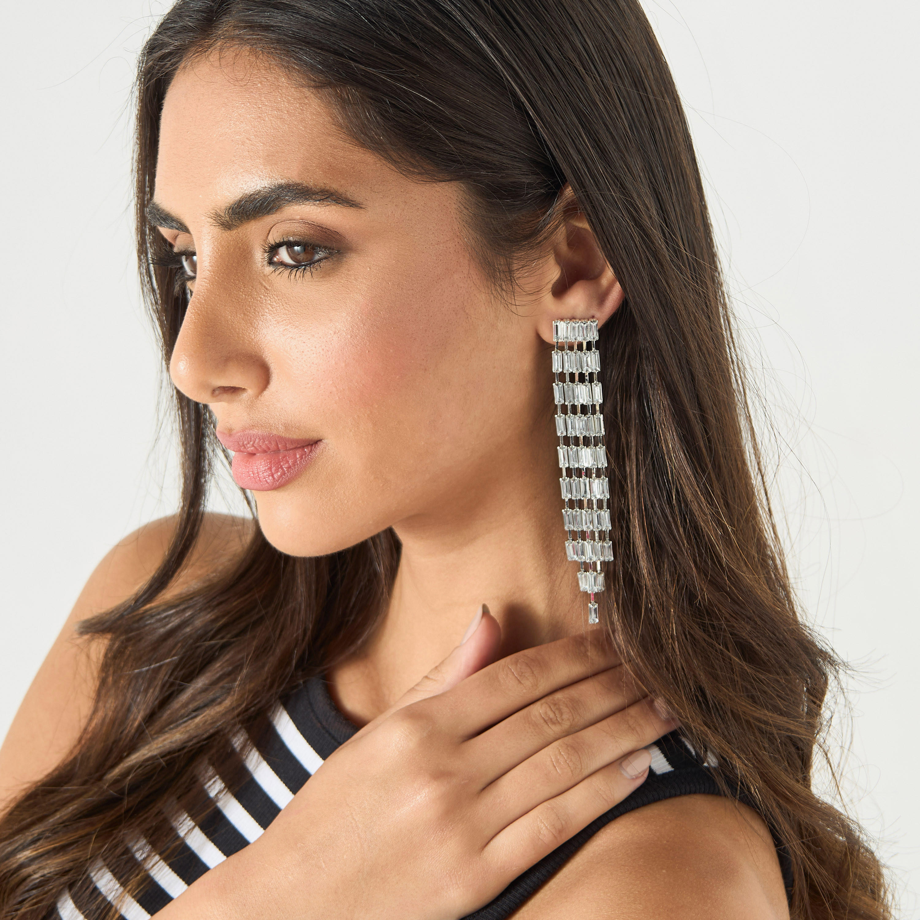 حلق متدلي مزيّن بمكبس إغلاق خلفي-women-watchesandjewellery-jewellery-earrings-image-3