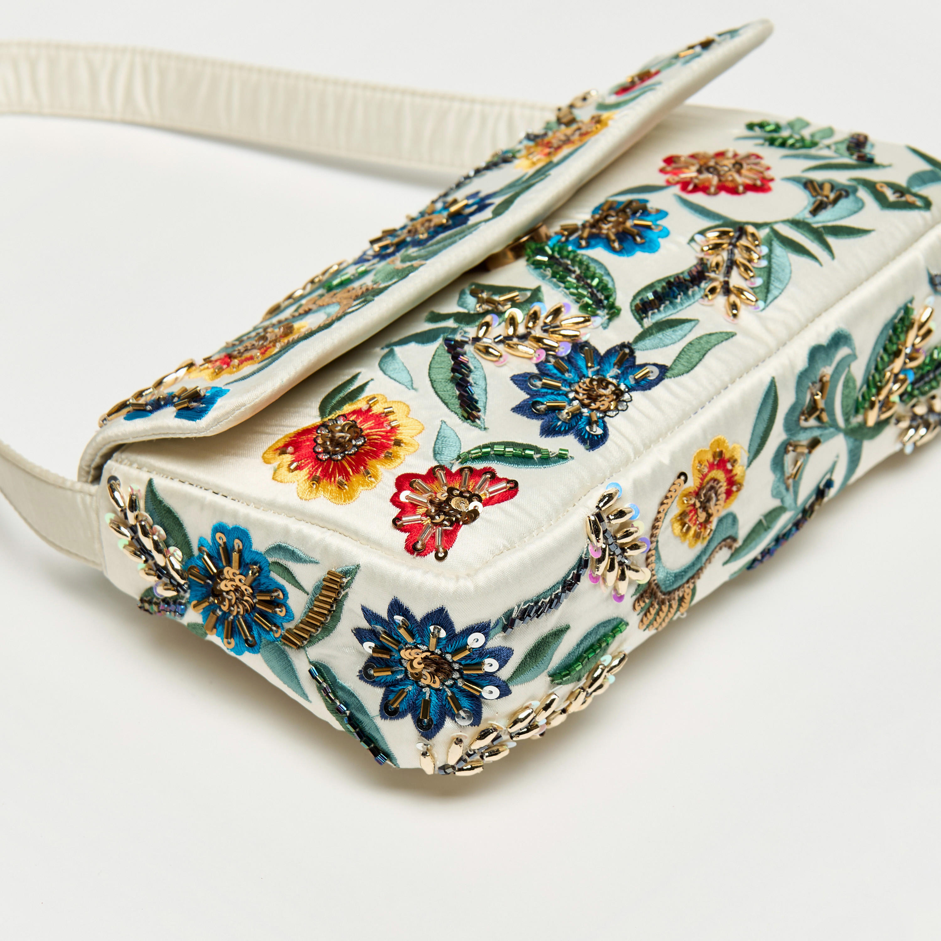 شنطة يد مزيّنة بزر إغلاق-women-bagsandwallets-handbags-image-3