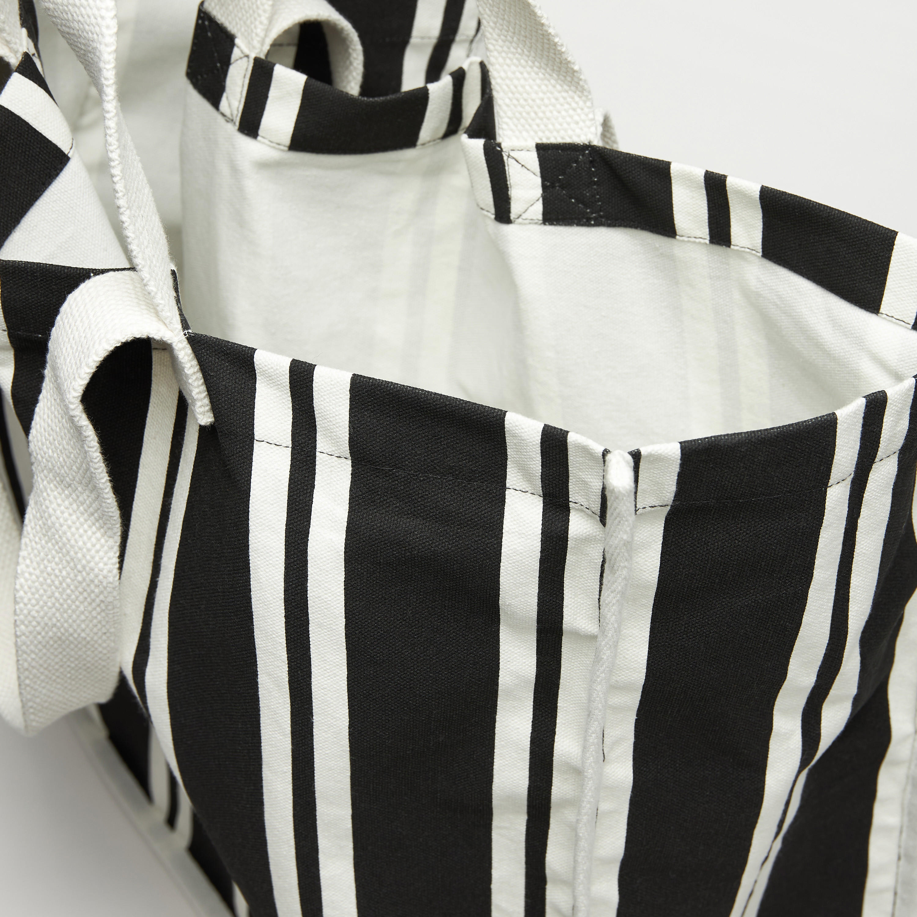 شنطة تسوق مخطّطة بمقابض مزدوجة-women-bagsandwallets-handbags-image-1