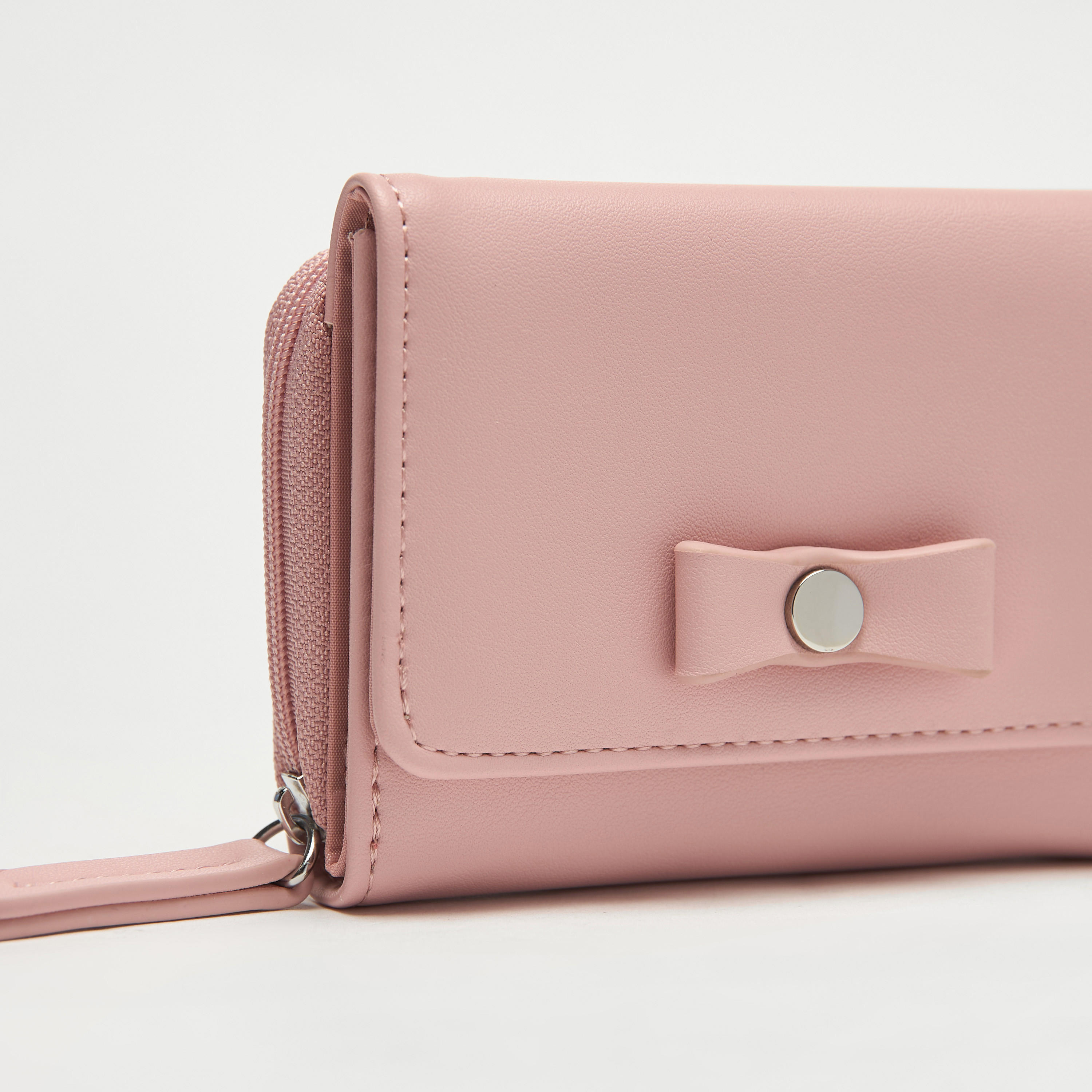 محفظة بارزة الملمس مع زر كبس للإغلاق وتفاصيل فيونكة-women-bagsandwallets-wallets-image-13