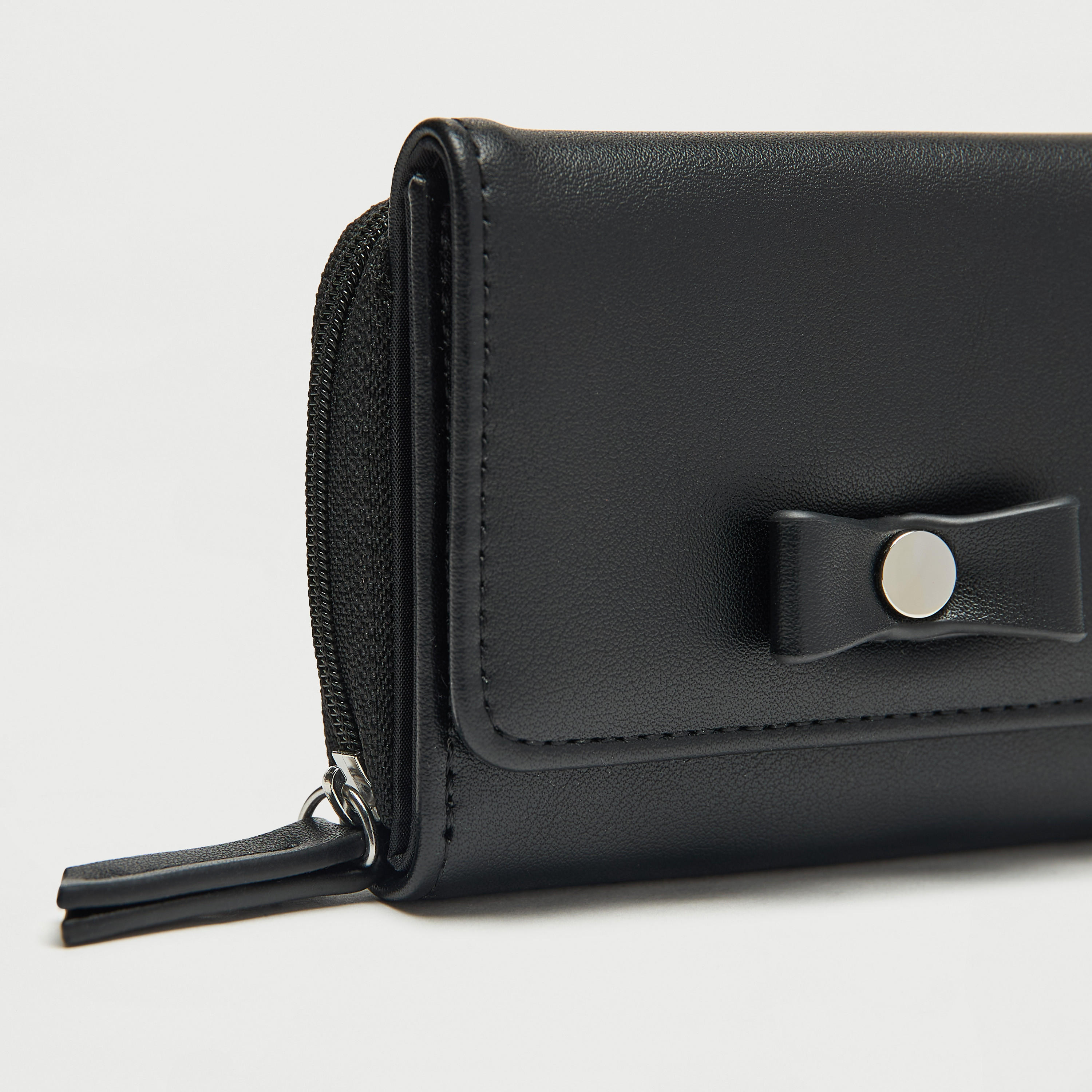 محفظة بارزة الملمس مع زر كبس للإغلاق وتفاصيل فيونكة-women-bagsandwallets-wallets-image-8