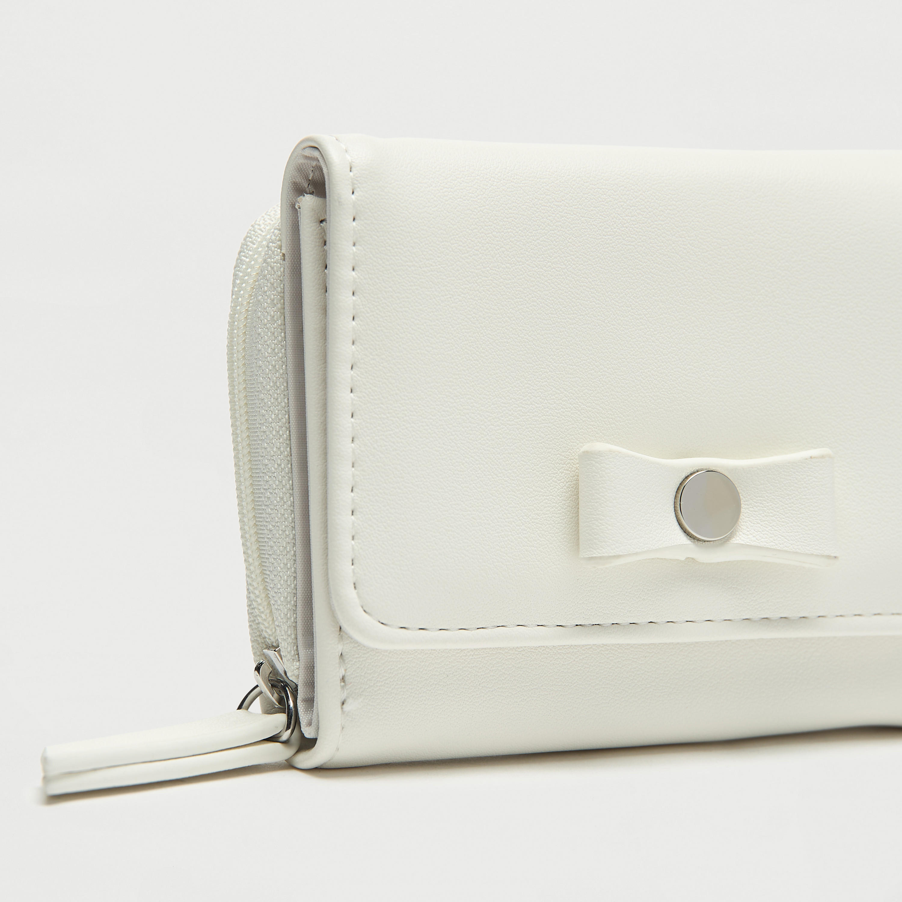 محفظة بارزة الملمس مع زر كبس للإغلاق وتفاصيل فيونكة-women-bagsandwallets-wallets-image-3