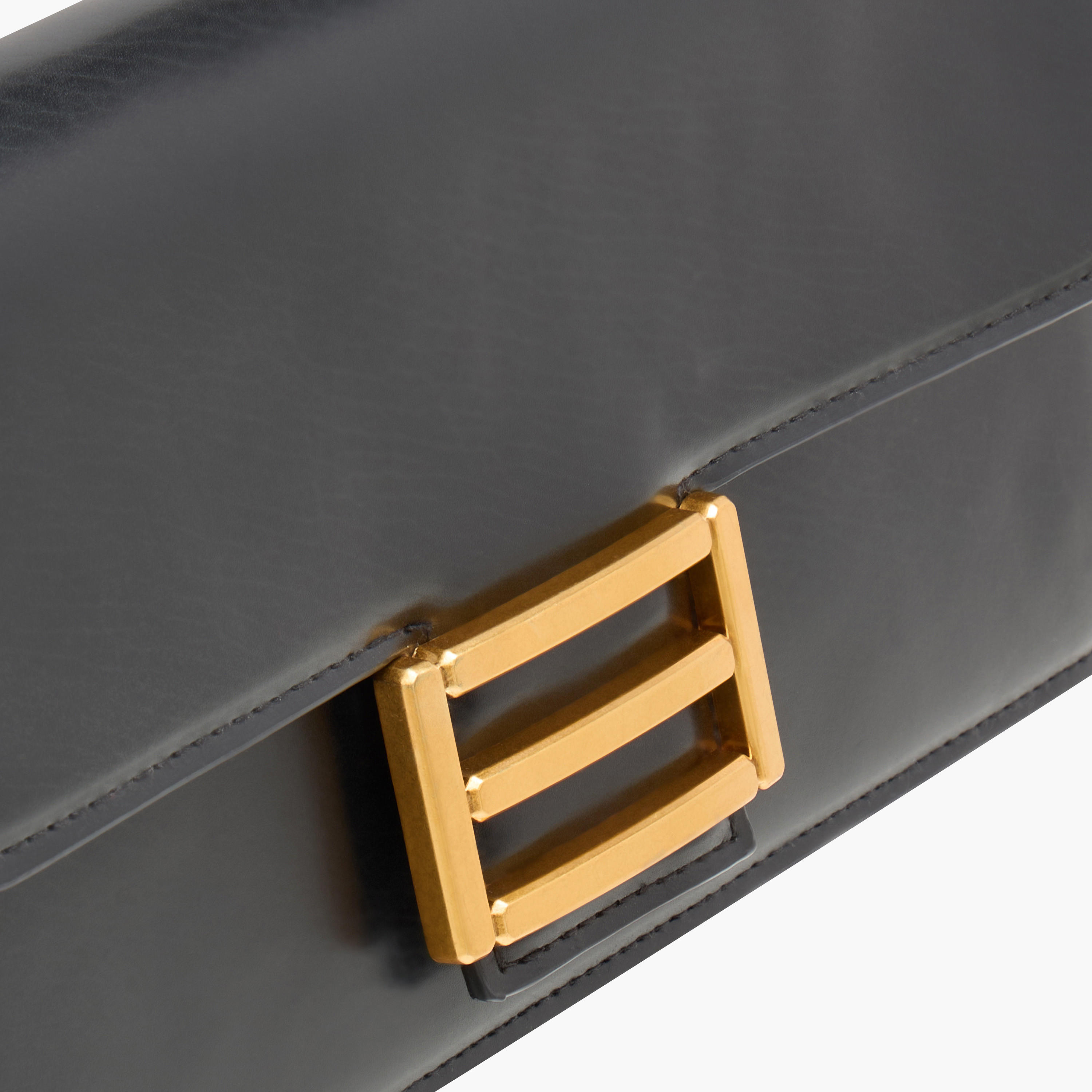 شنطة كتف بزينة معدن مع زر للإغلاق-women-bagsandwallets-handbags-image-3
