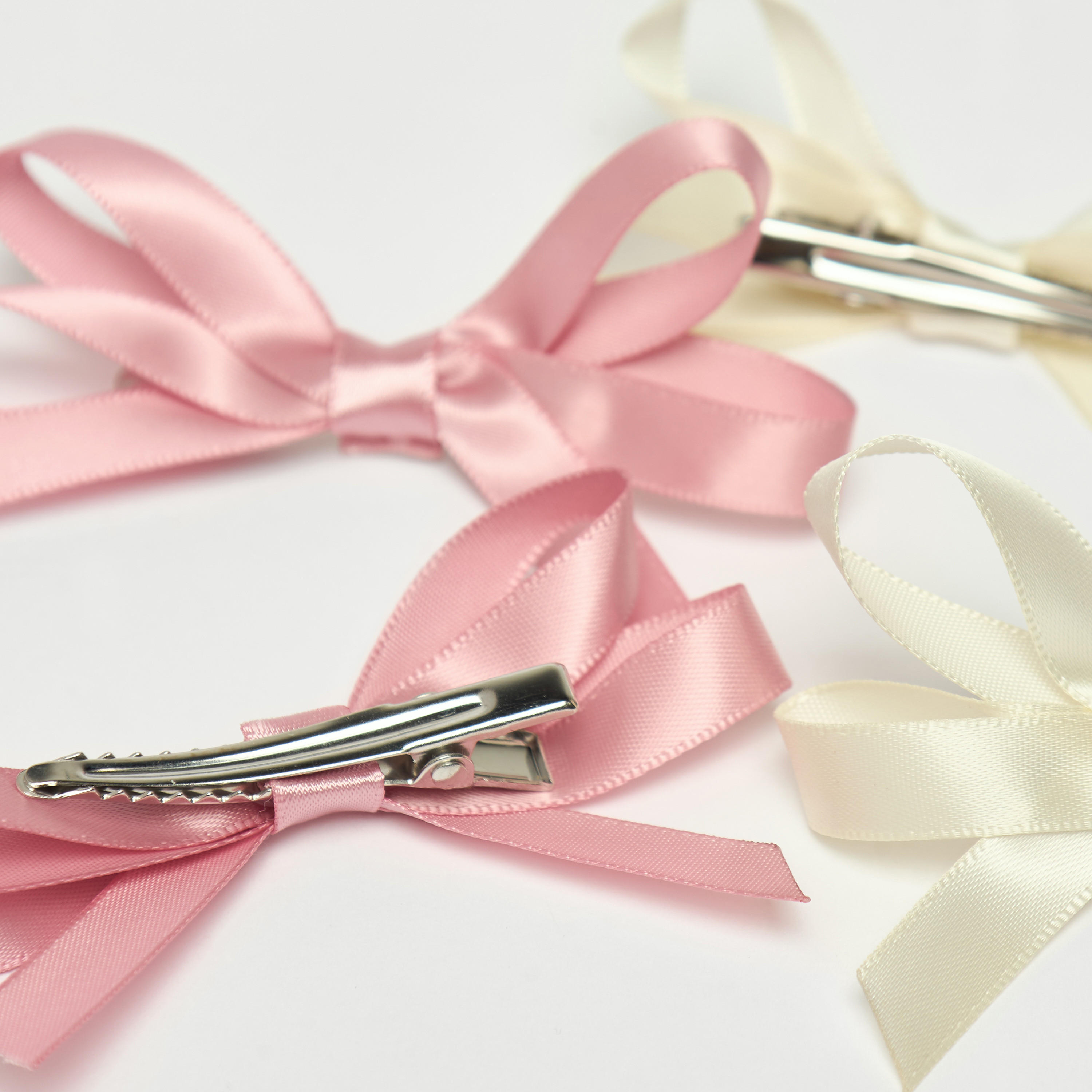 مشبك شعر بتزيينات فيونكة - طقم من 4 قطع-women-hairaccessories-clips-image-3