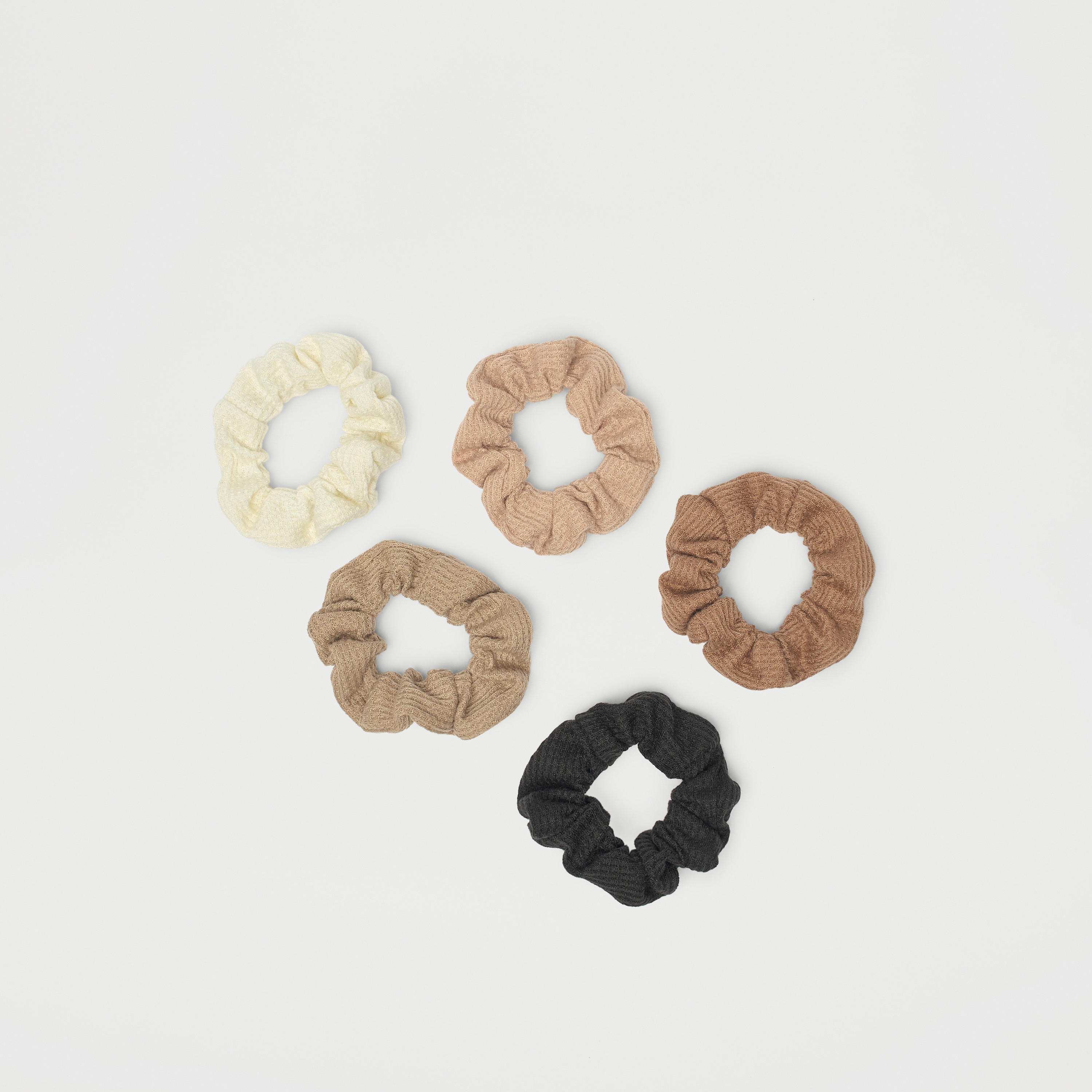 ربطات شعر سكرانشي بارزة الملمس من جلوو - مجموعة 5 قطع-women-hairaccessories-scrunchies-image-3