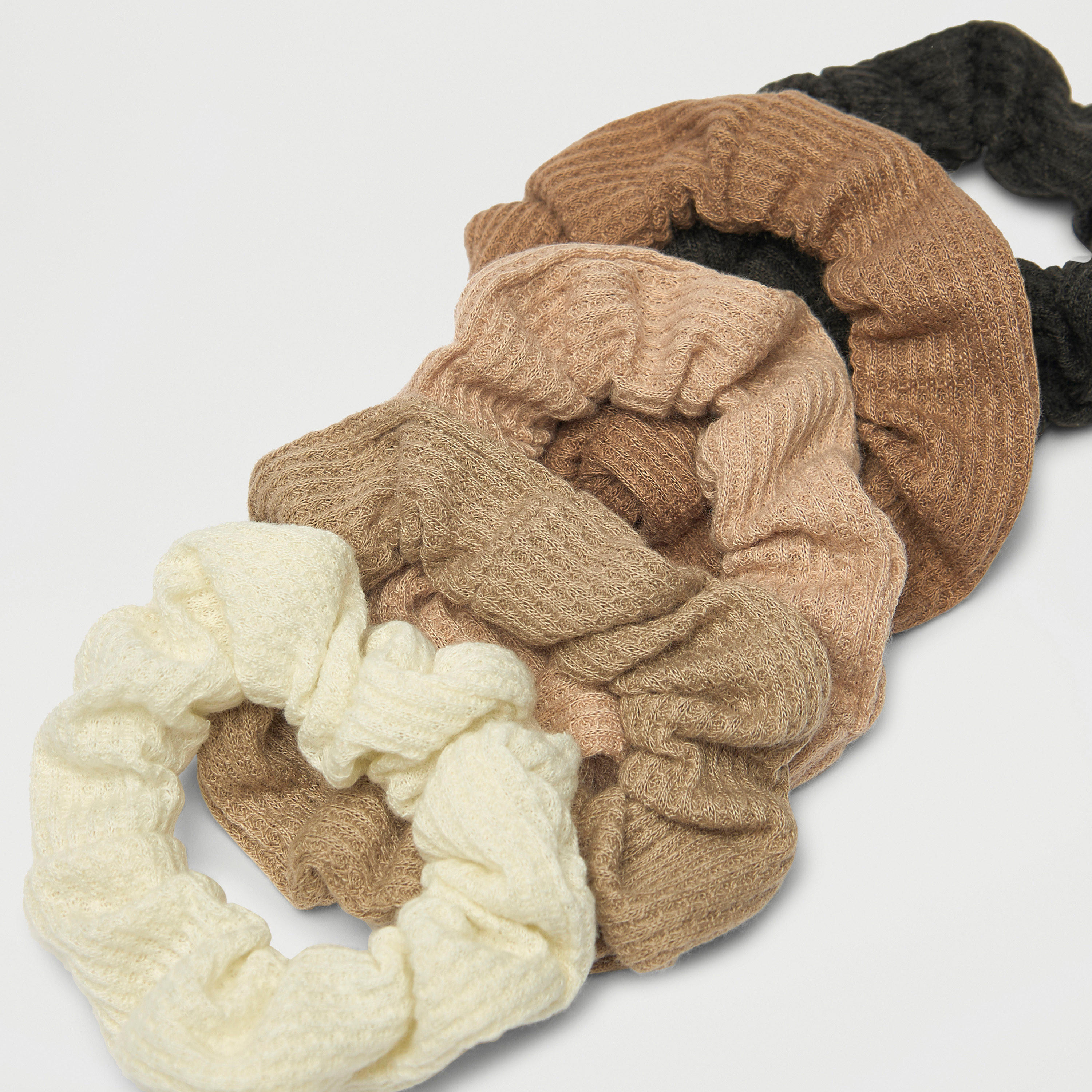 ربطات شعر سكرانشي بارزة الملمس من جلوو - مجموعة 5 قطع-women-hairaccessories-scrunchies-image-1