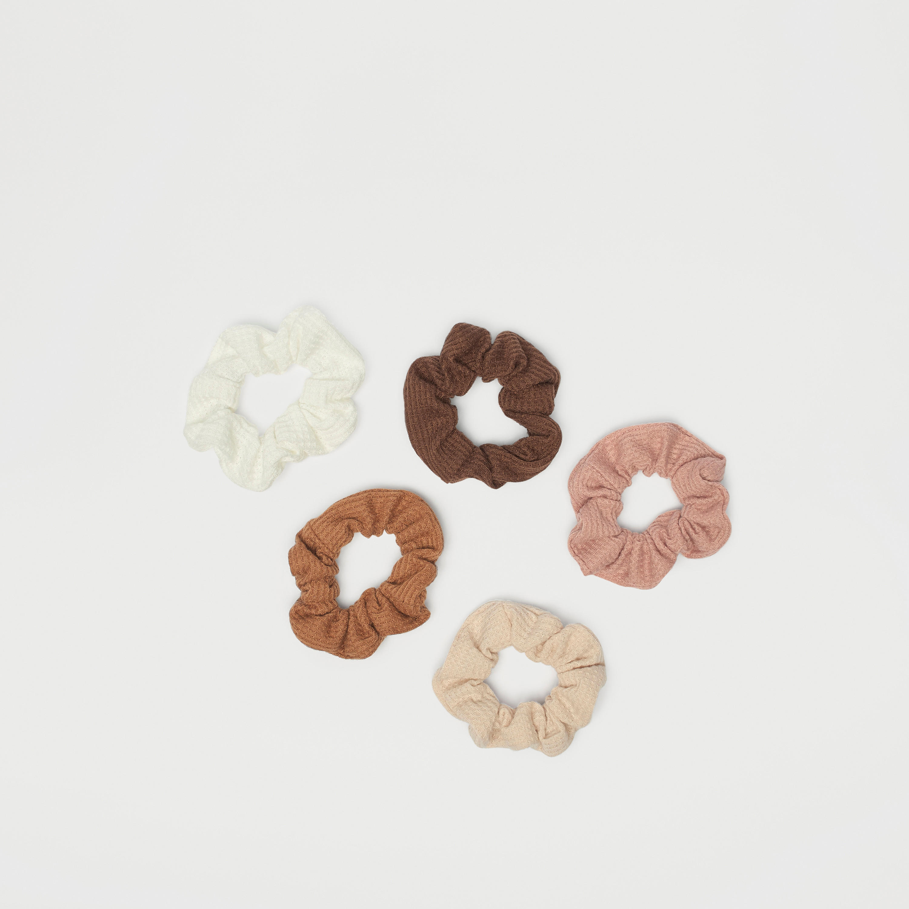 ربطات شعر سكرانشي بنمط وافل بارز الملمس من جلو- طقم 5 قطع-women-hairaccessories-scrunchies-image-3