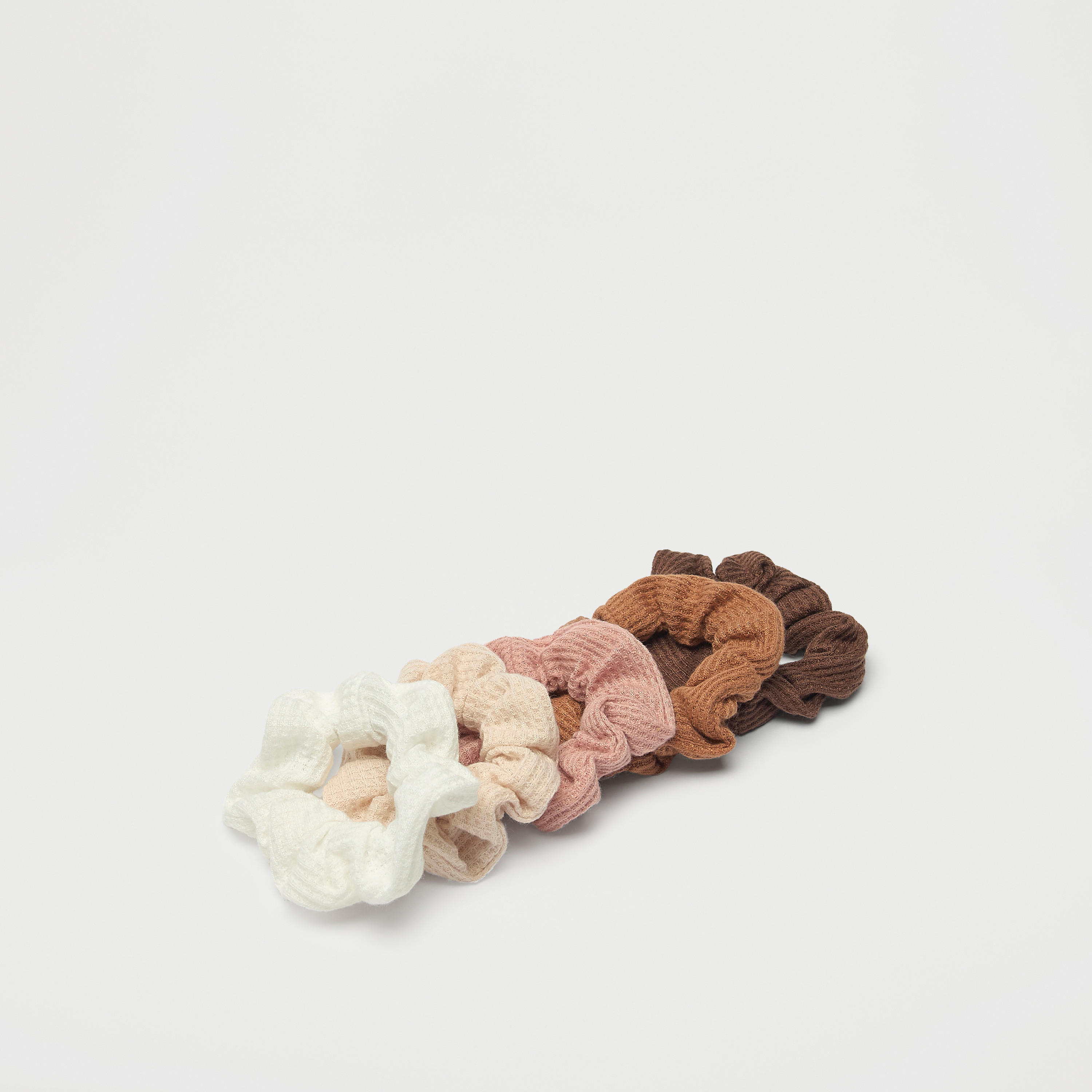 ربطات شعر سكرانشي بنمط وافل بارز الملمس من جلو- طقم 5 قطع-women-hairaccessories-scrunchies-image-2