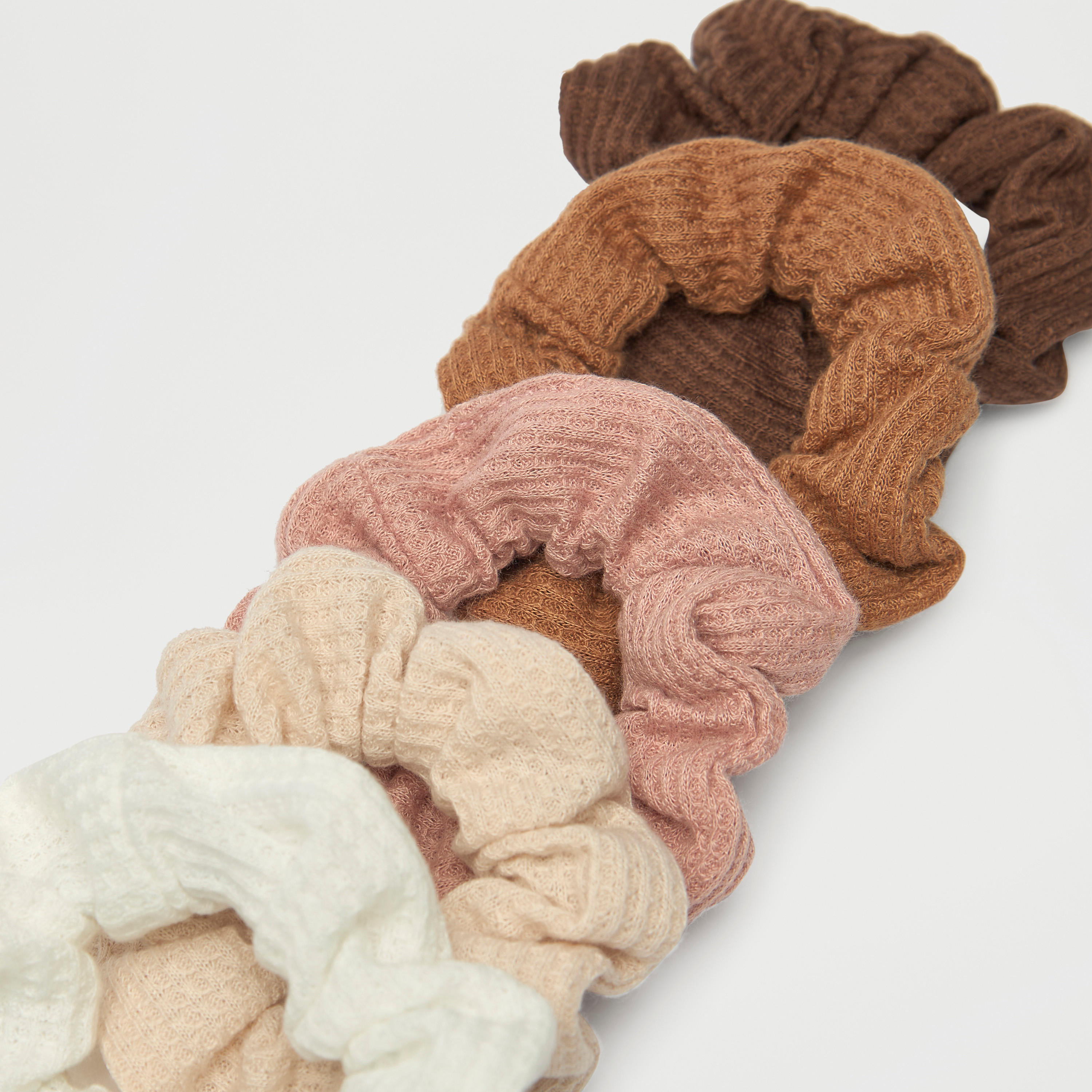 ربطات شعر سكرانشي بنمط وافل بارز الملمس من جلو- طقم 5 قطع-women-hairaccessories-scrunchies-image-1