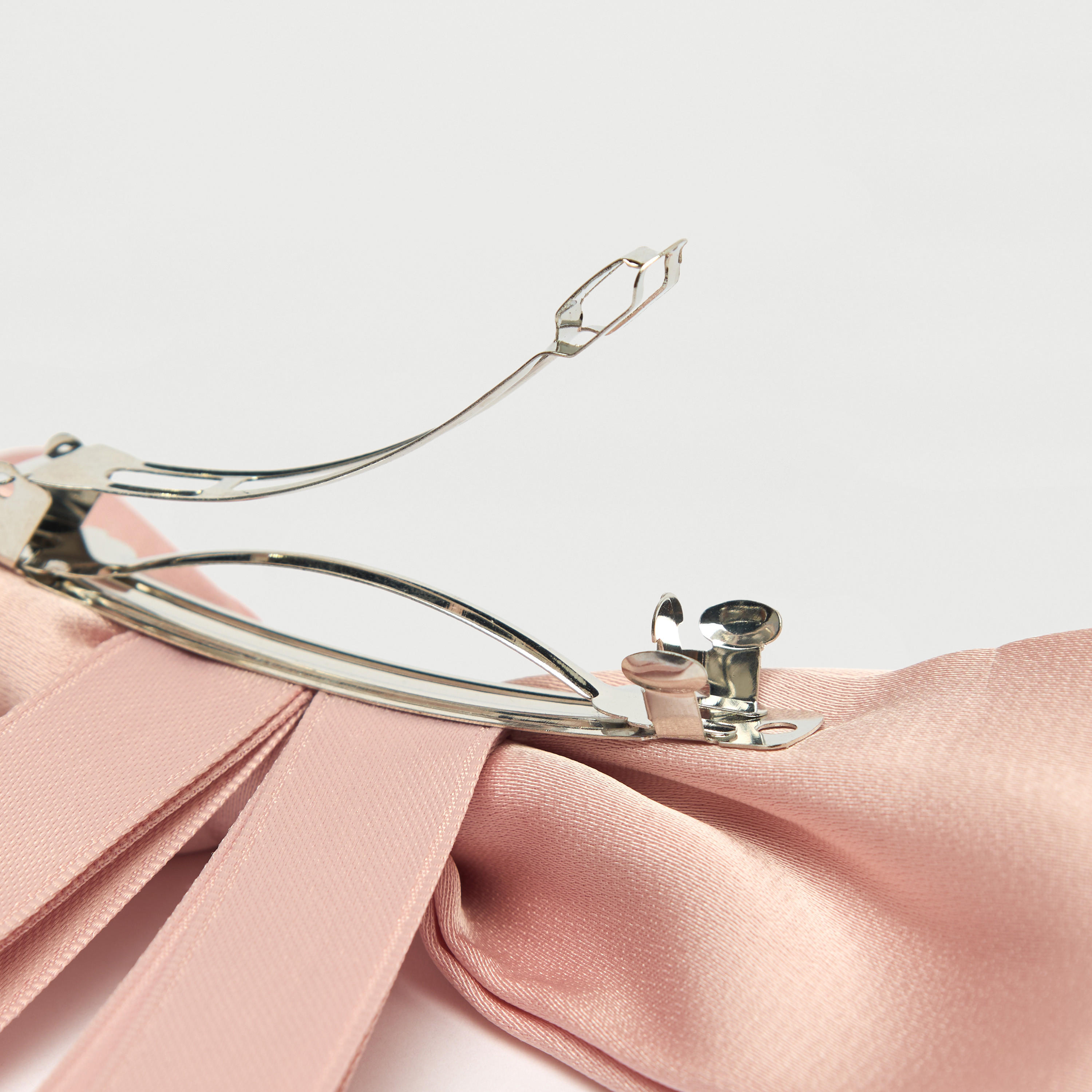 مشبك شعر بتصميم فيونكة-women-hairaccessories-clips-image-5