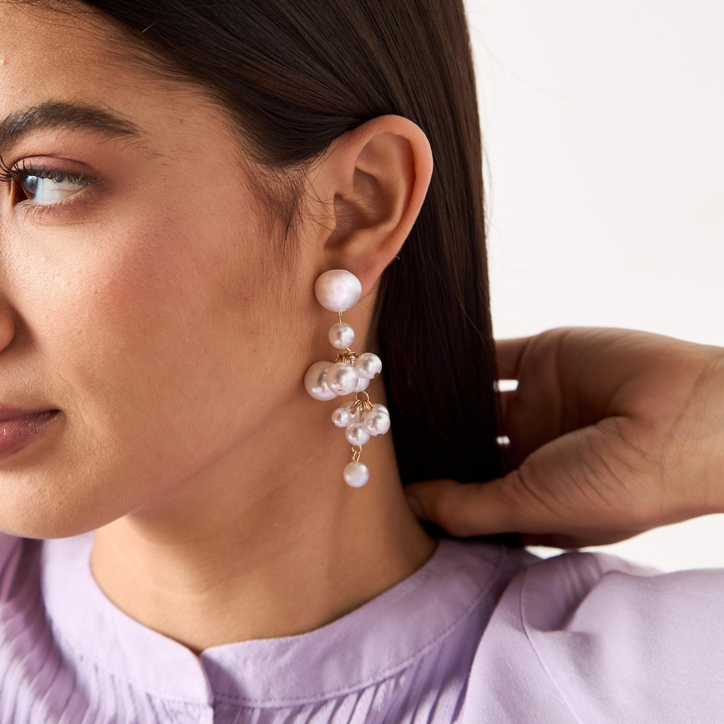 حلق متدلّي مزين باللؤلؤ بمكبس إغلاق خلفي-women-watchesandjewellery-jewellery-earrings-image-4