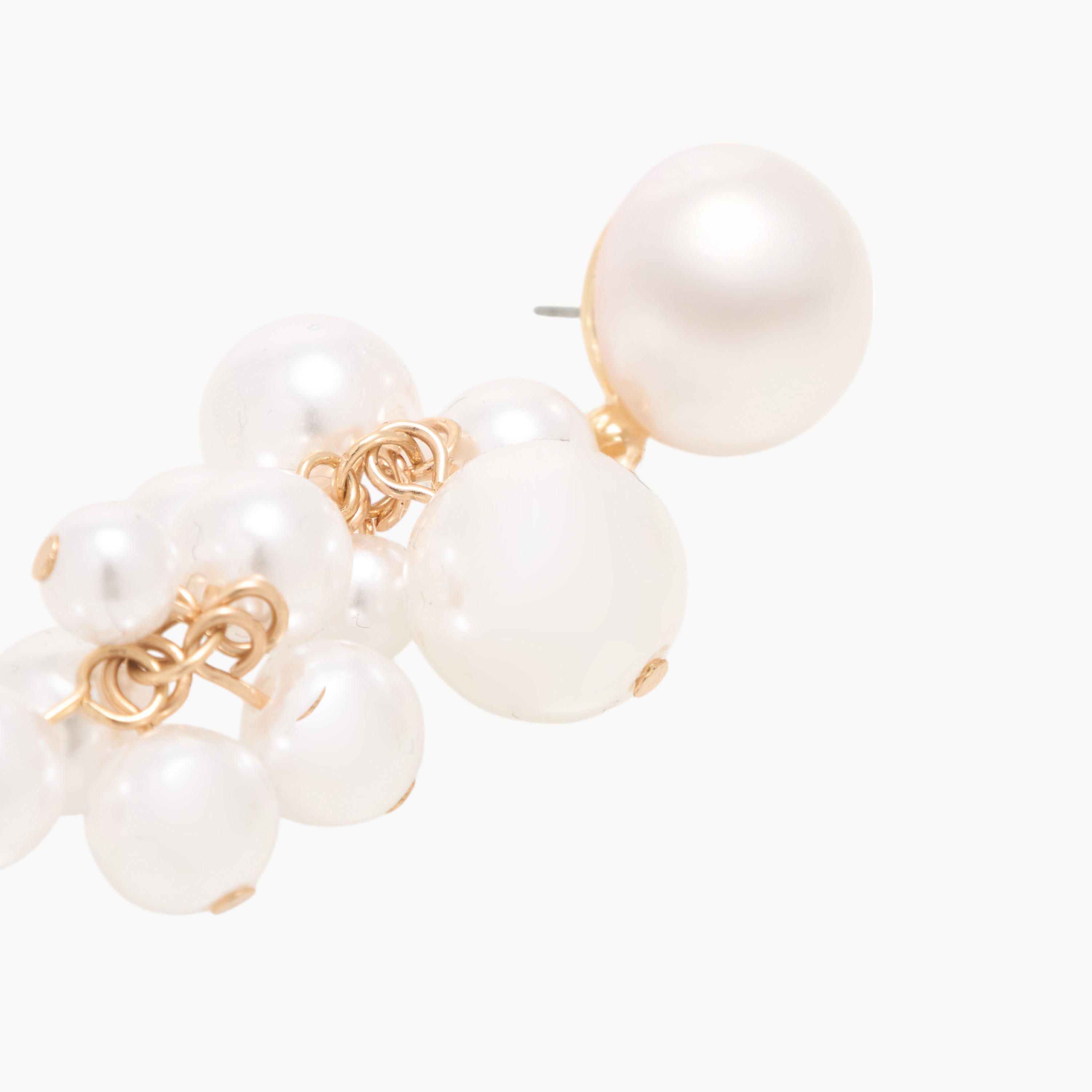 حلق متدلّي مزين باللؤلؤ بمكبس إغلاق خلفي-women-watchesandjewellery-jewellery-earrings-image-1