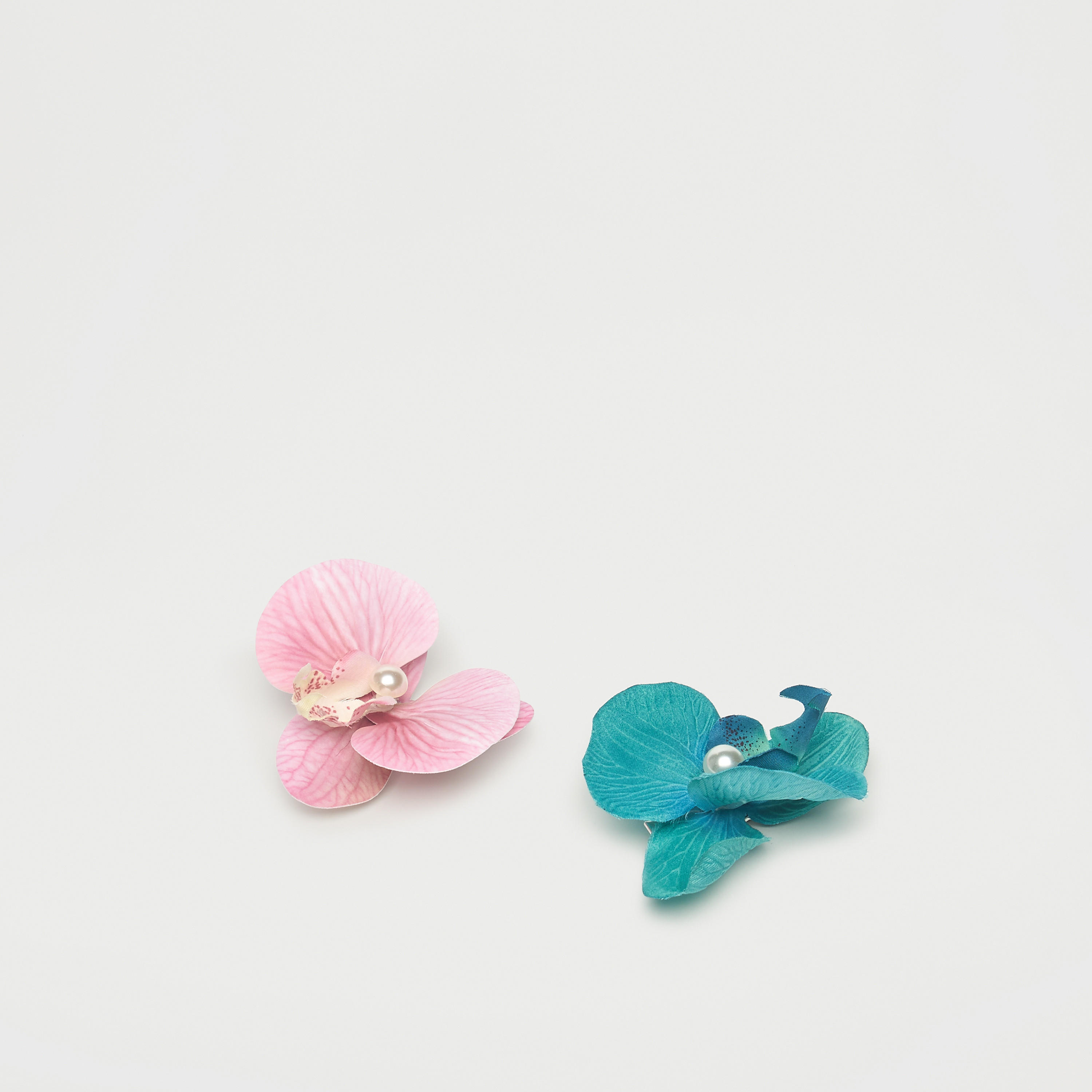 مشابك شعر بزينة زهرة - طقم من قطعتين-women-hairaccessories-clips-image-1