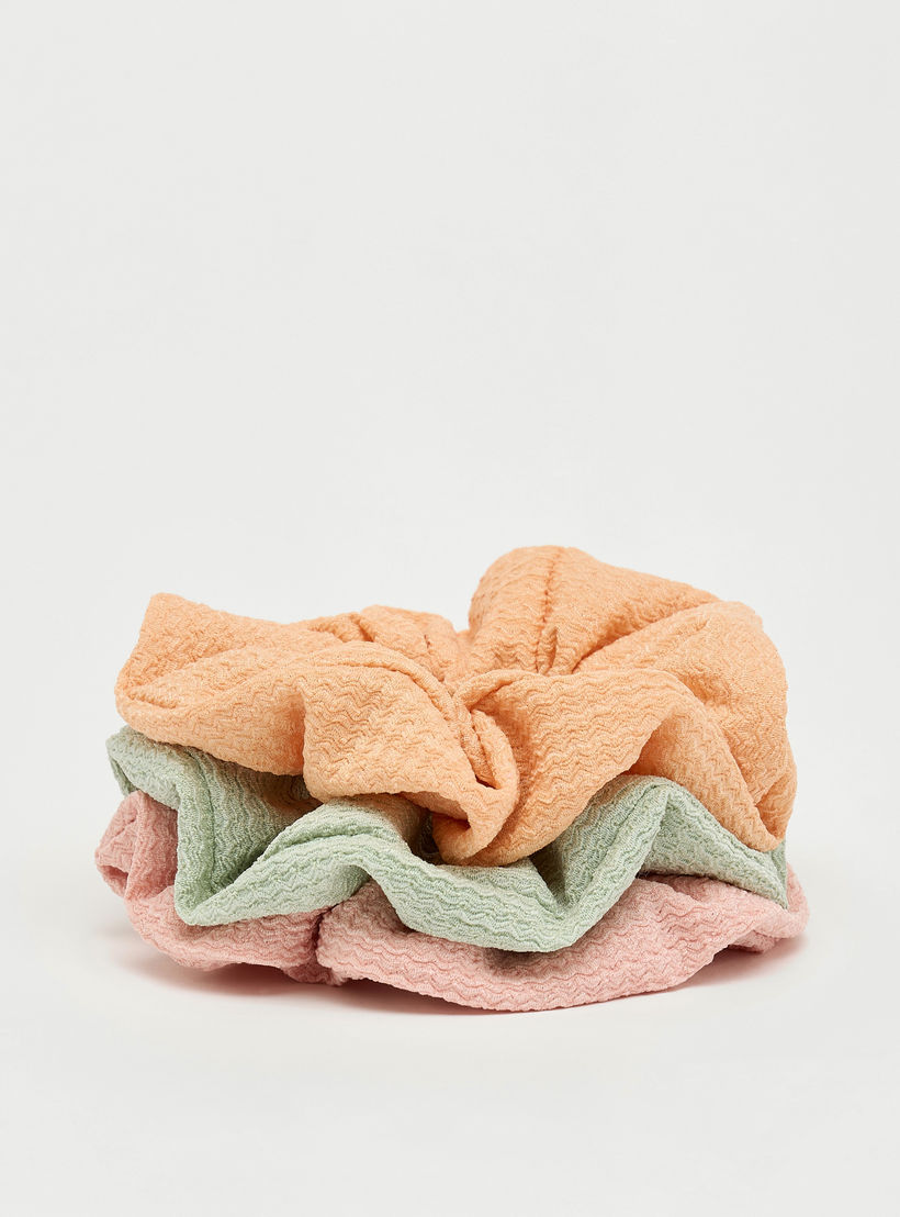 ربطات شعر بارزة الملمس - طقم 3 قطع-women-hairaccessories-scrunchies-image-5
