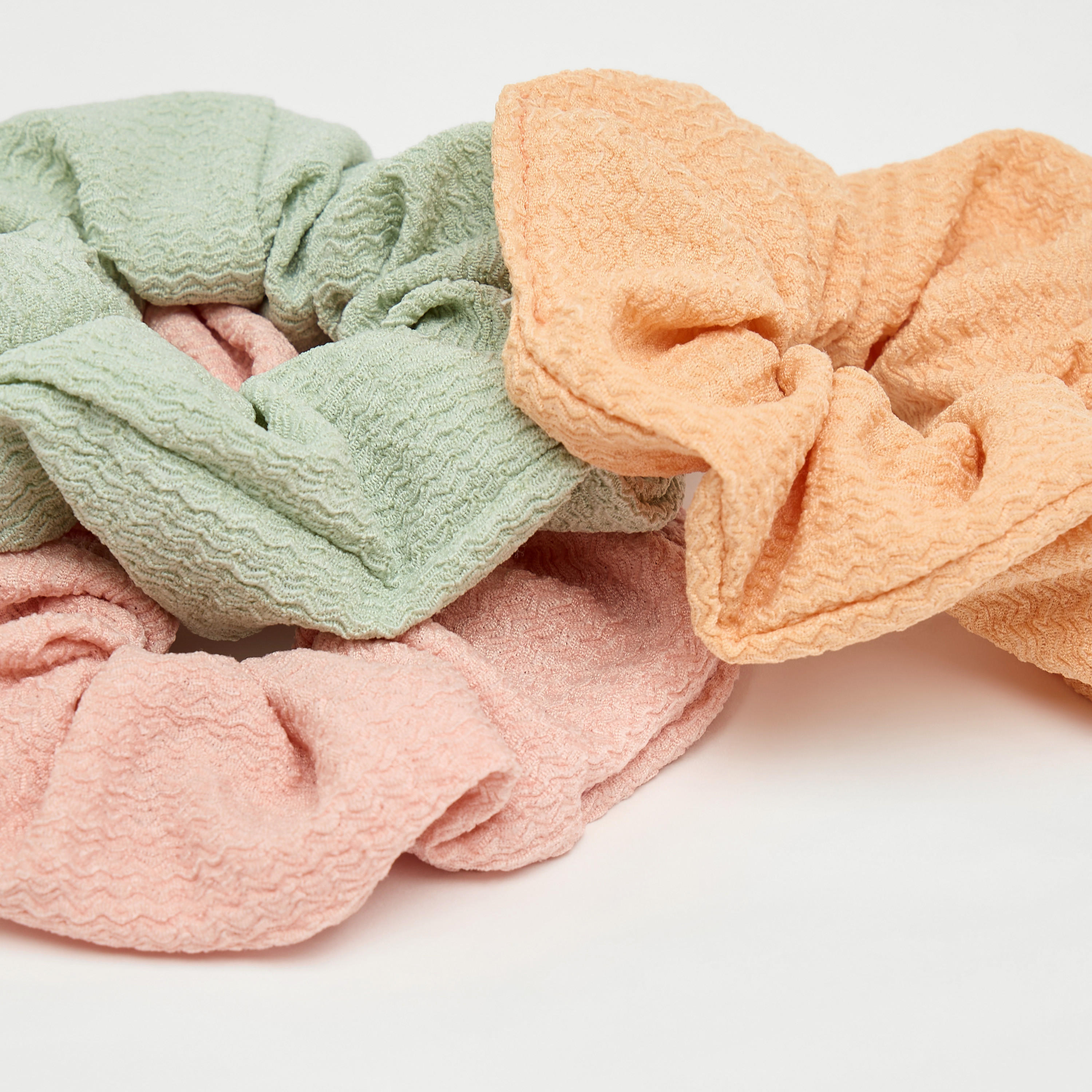 ربطات شعر بارزة الملمس - طقم 3 قطع-women-hairaccessories-scrunchies-image-1