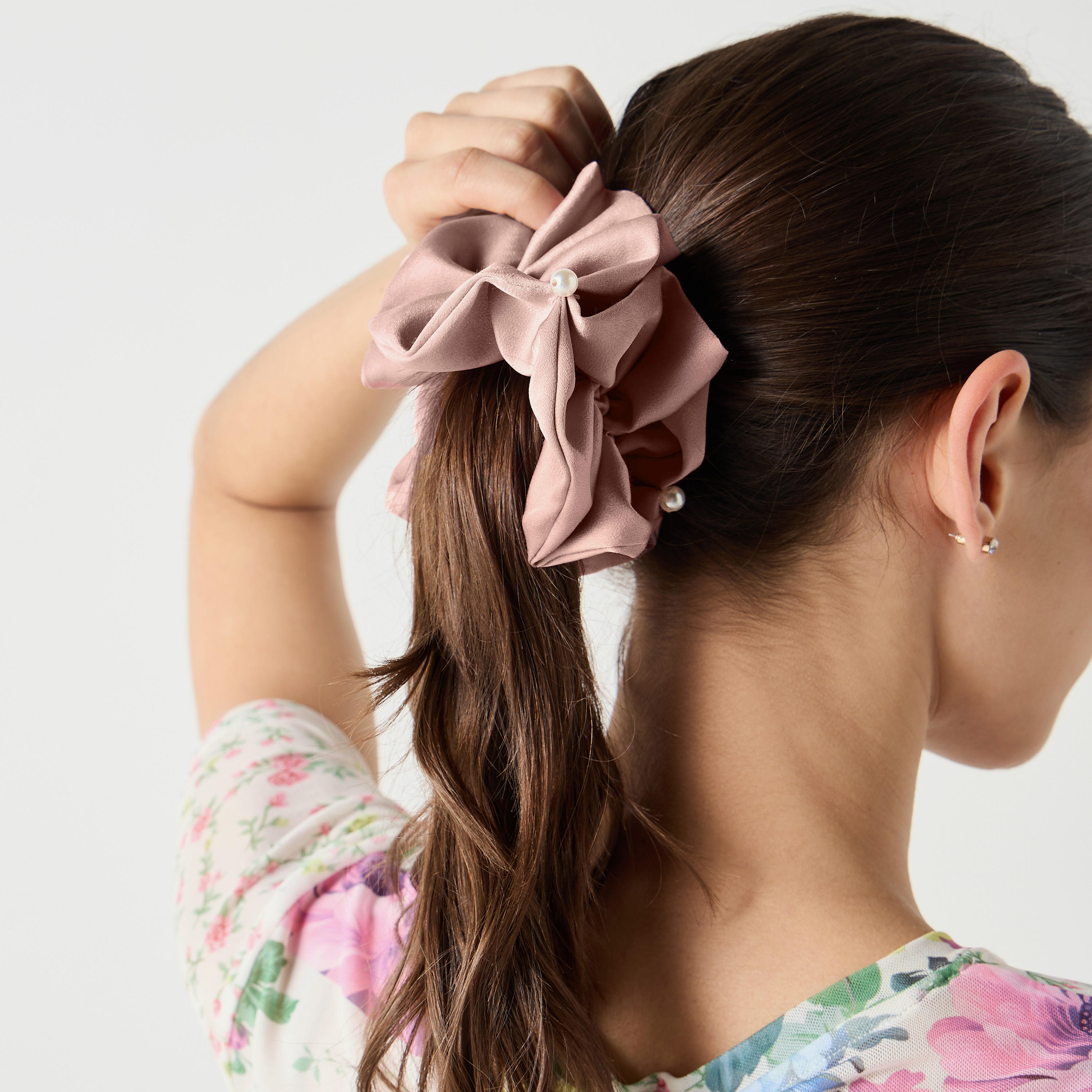 طقم سكرانشي قطعتين بتزيينات لؤلؤ-women-hairaccessories-scrunchies-image-2