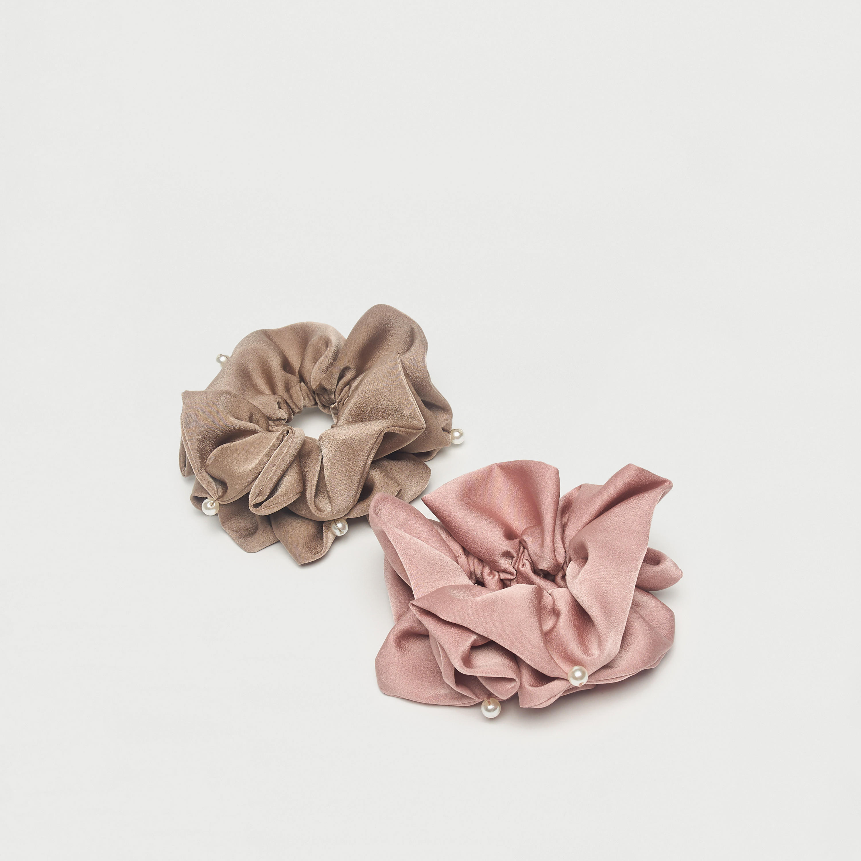 طقم سكرانشي قطعتين بتزيينات لؤلؤ-women-hairaccessories-scrunchies-image-3