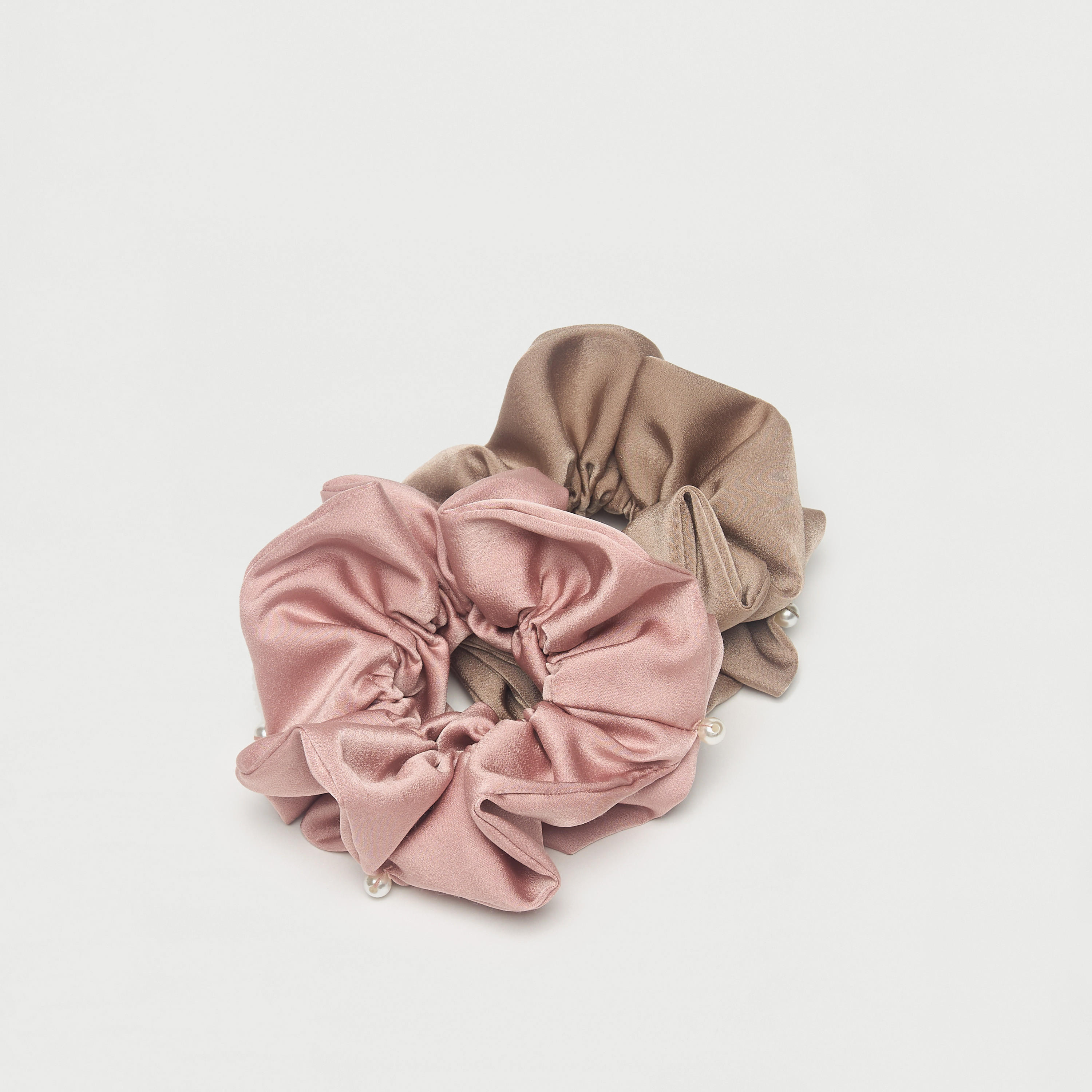 طقم سكرانشي قطعتين بتزيينات لؤلؤ-women-hairaccessories-scrunchies-image-4
