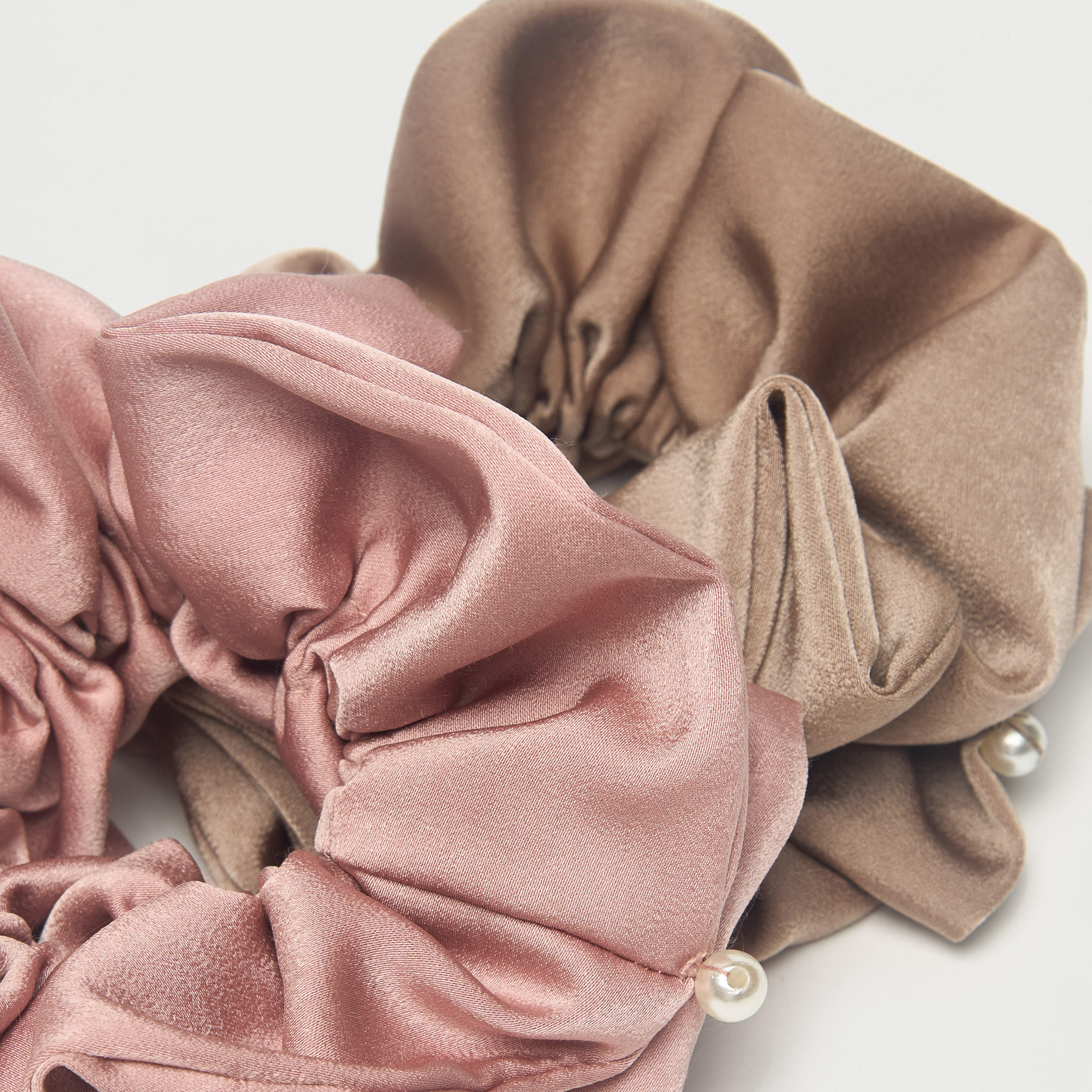 طقم سكرانشي قطعتين بتزيينات لؤلؤ-women-hairaccessories-scrunchies-image-5