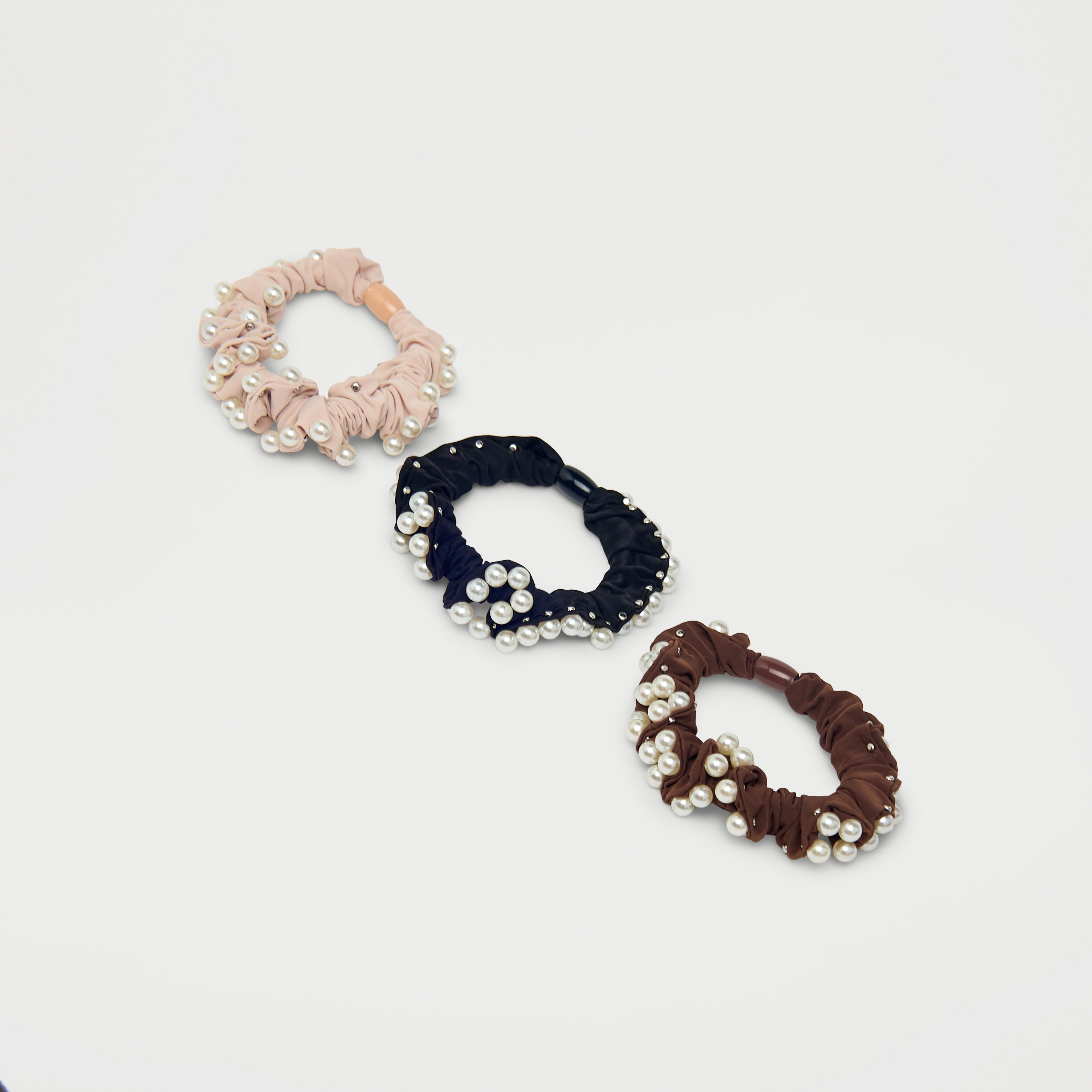 سكرنشي شعر مزينة باللؤلؤ - طقم 3 قطع-women-hairaccessories-scrunchies-image-3