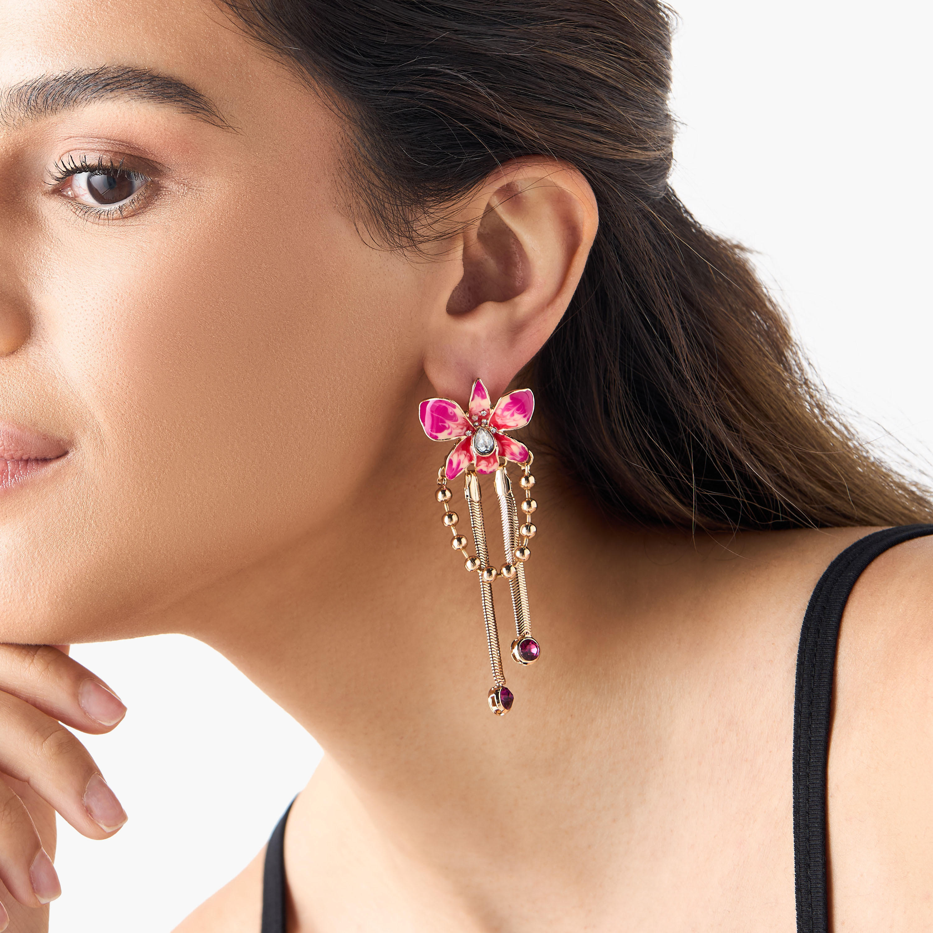 حلق متدلي بتزيينات زهرية وبمكبس إغلاق خلفي-women-watchesandjewellery-jewellery-earrings-image-2