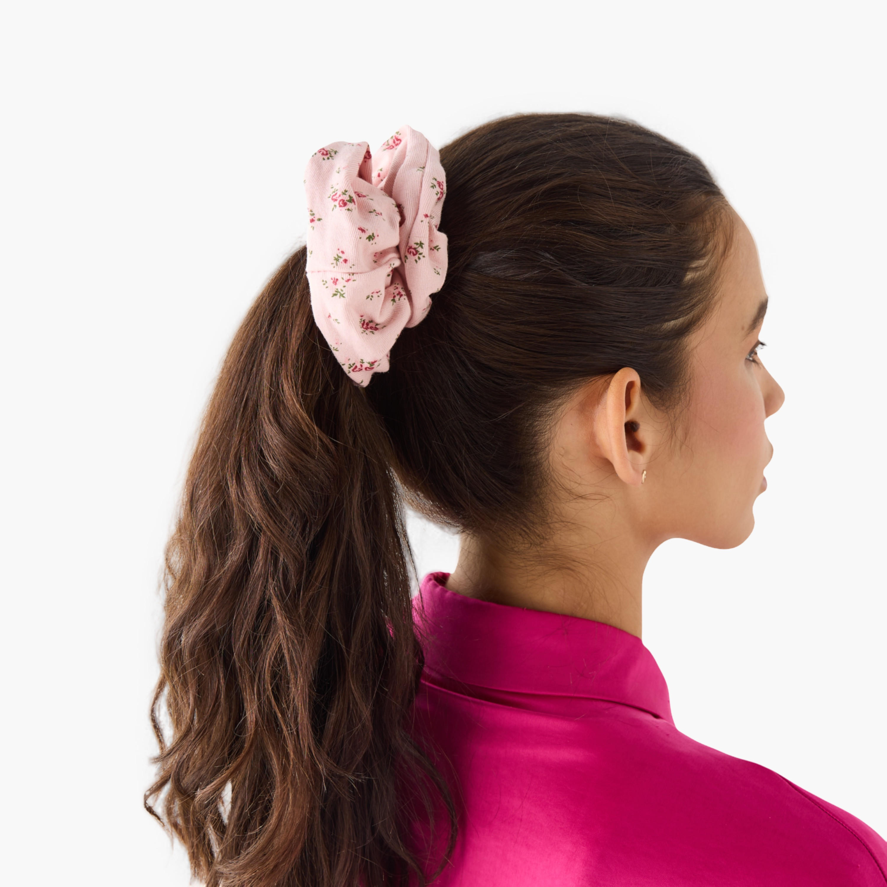ربطات شعر سكرانشي بطبعات زهرية - طقم 3 قطع-women-hairaccessories-scrunchies-image-2
