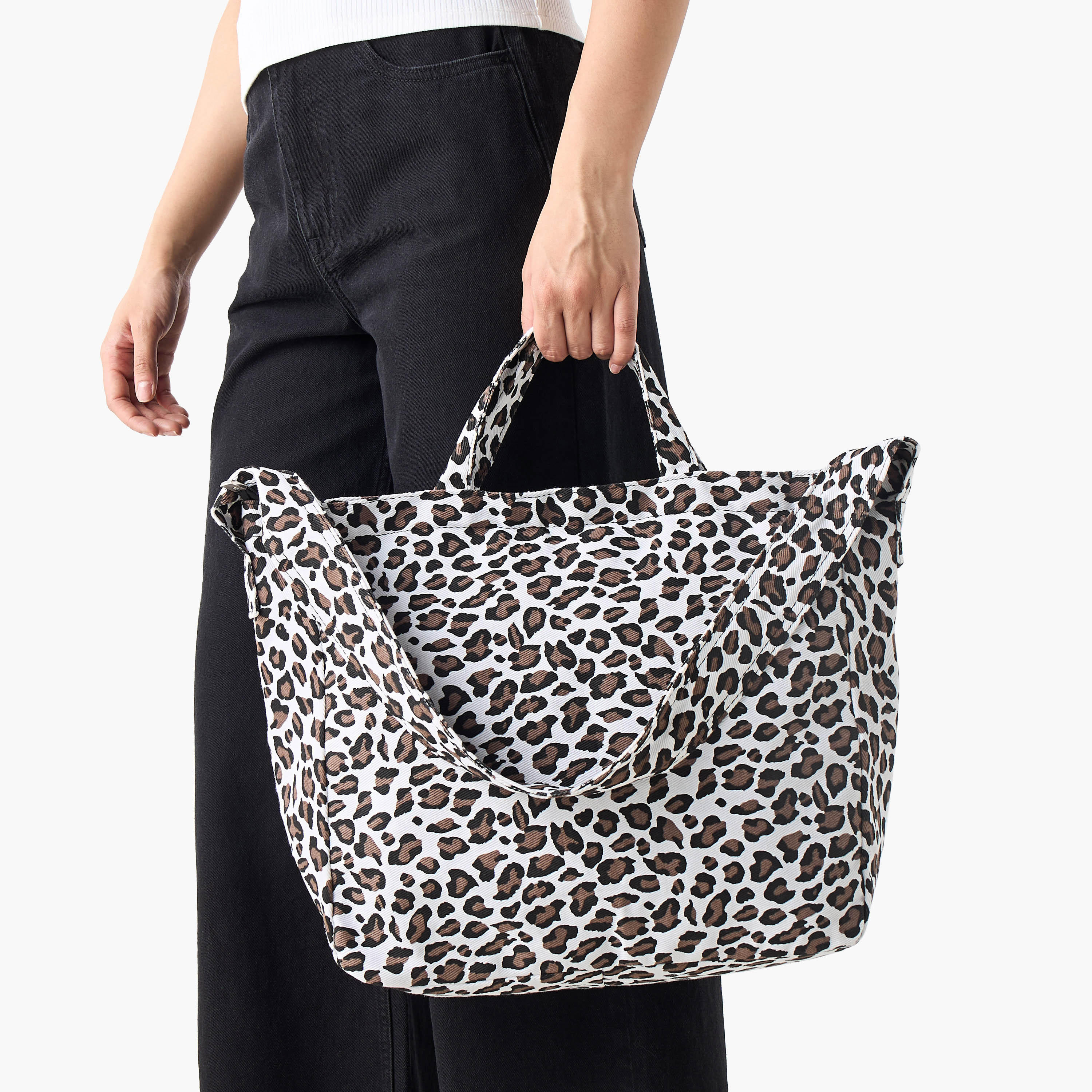 شنطة توتي بطبعات حيوانات ومقبض حزام وسحّاب إغلاق -women-bagsandwallets-handbags-image-6