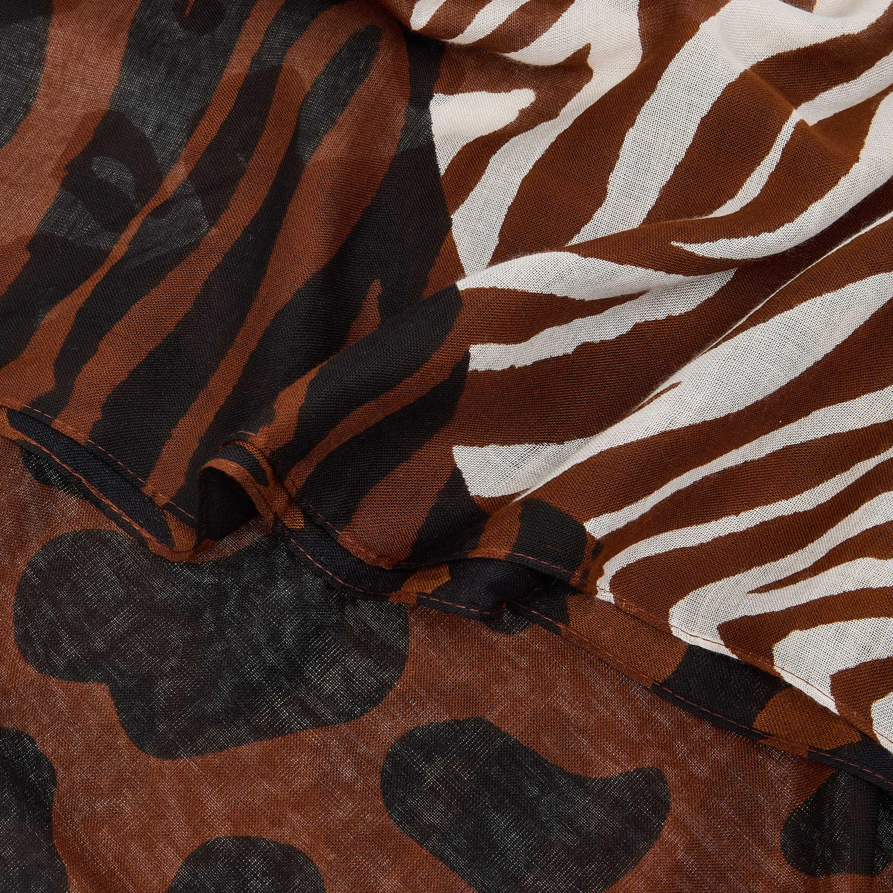 وشاح بطبعات حيوانات مع تفاصيل شرّابات-women-clothingaccessories-scarves-image-5
