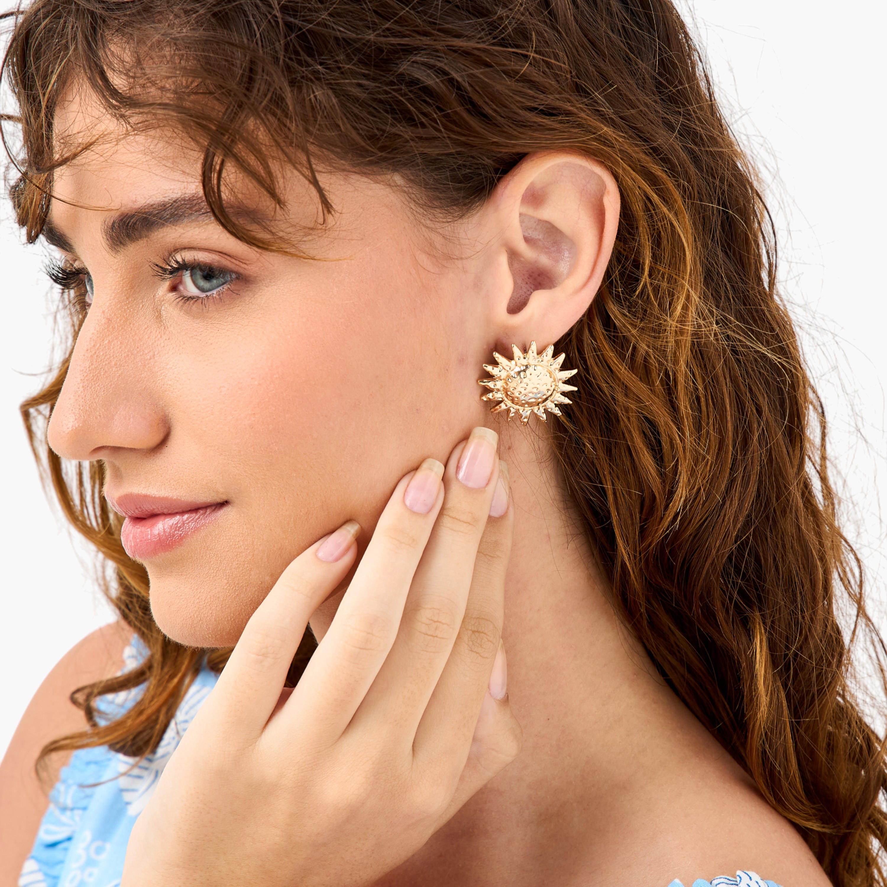 حلق مرصع بتصميم شمس ومكبس إغلاق خلفي-women-watchesandjewellery-jewellery-earrings-image-4