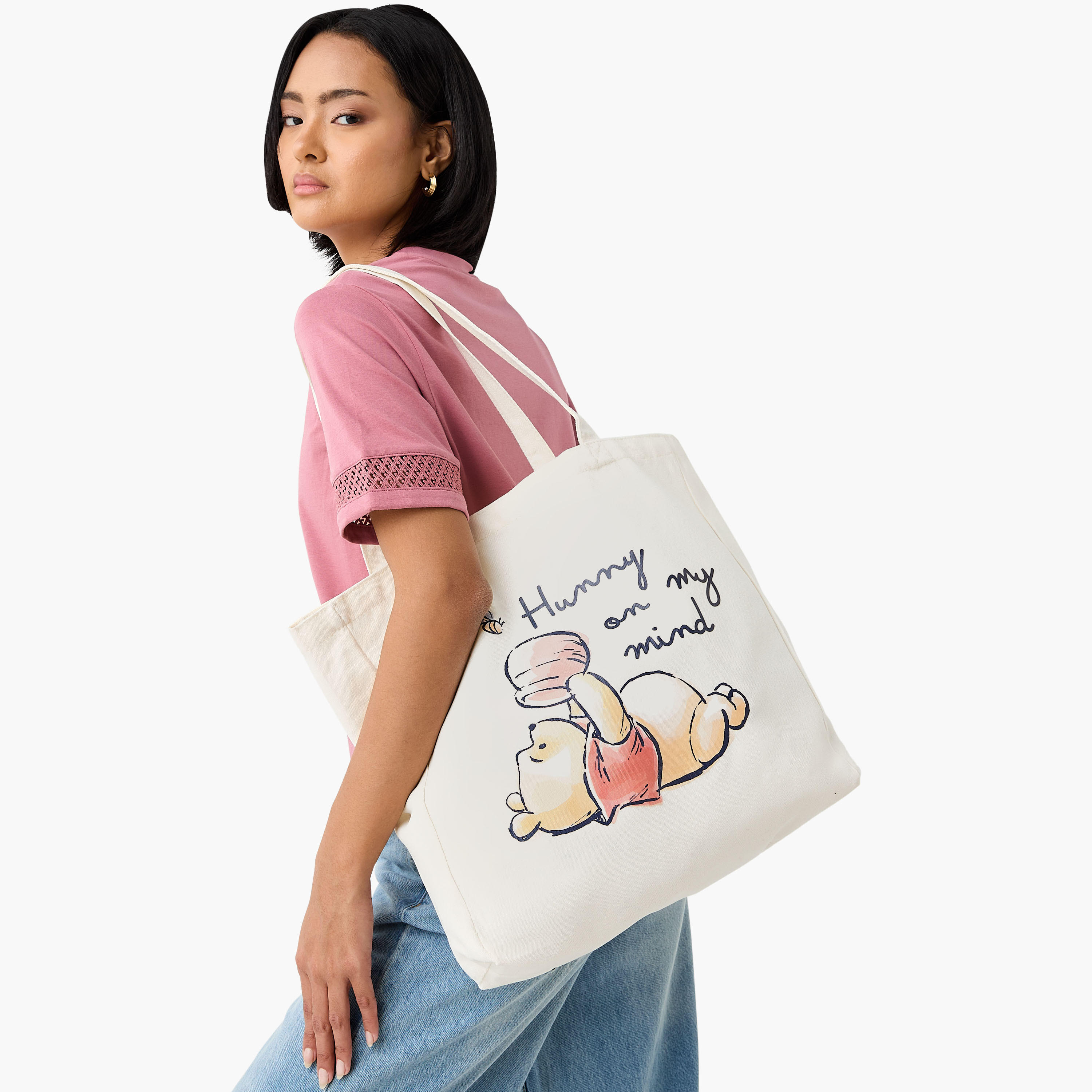 شنطة تسوق بطبعات ويني ذا بوه مع مقابض-women-bagsandwallets-handbags-image-6