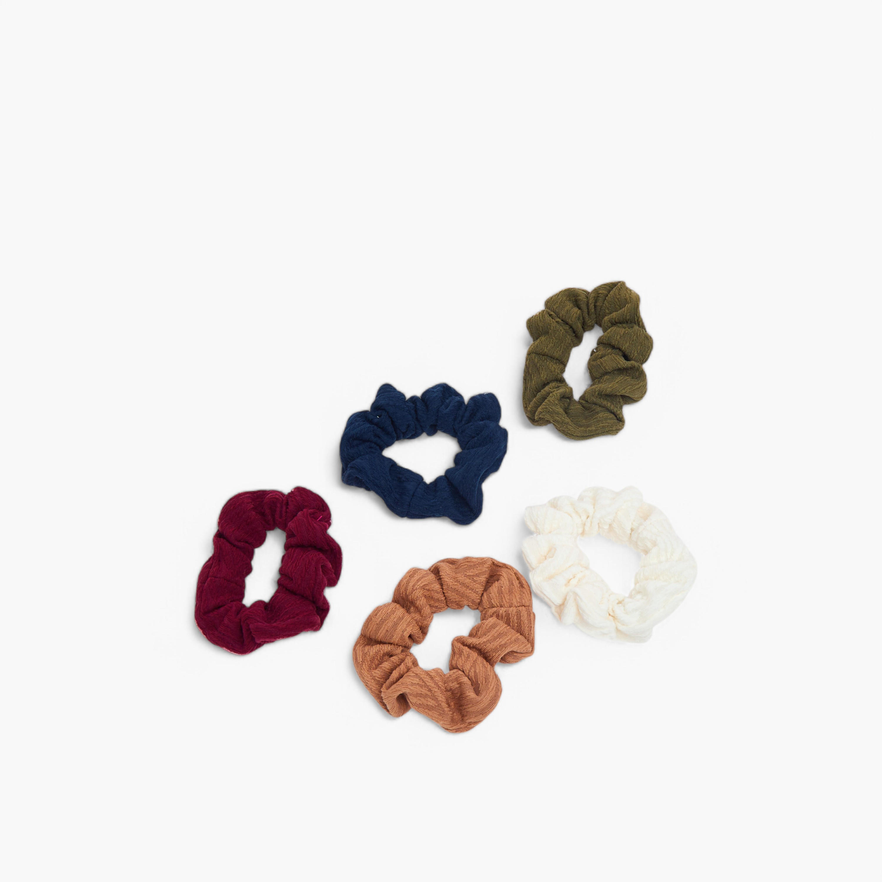 ربطات سكرانشي بارزة الملمس من جلو - طقم 5 قطع-women-hairaccessories-scrunchies-image-3