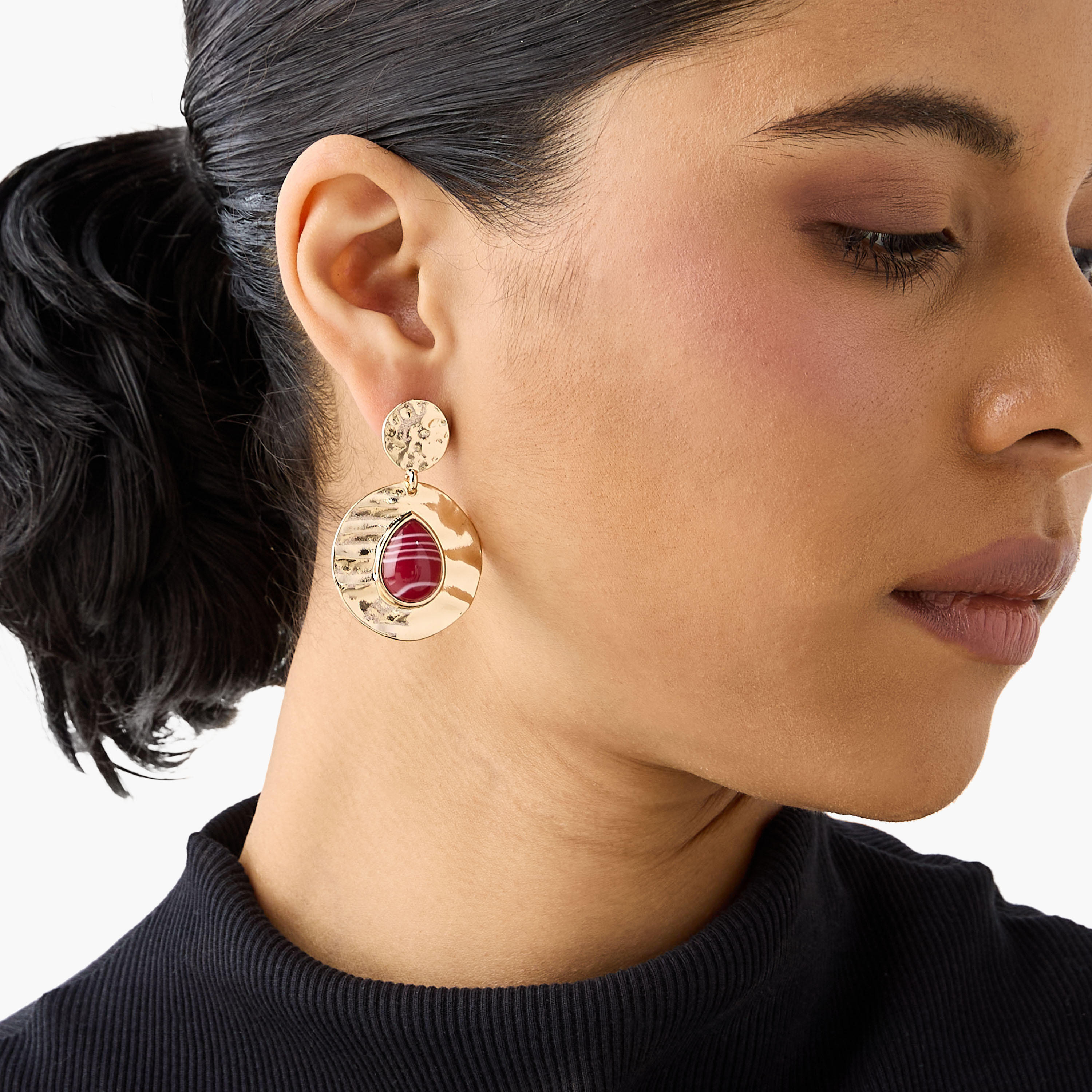 حلق متدلي بتفاصيل ريزين ومكبس إغلاق خلفي-women-watchesandjewellery-jewellery-earrings-image-2
